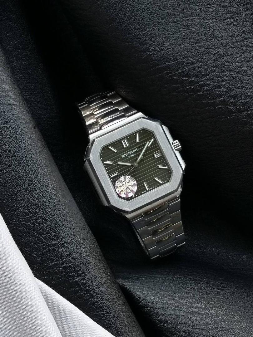 百达翡丽 方形 新系列CUBITUS 5821腕表 亮点特色：1️⃣机芯:搭载定制9015改Cal.26-330 SC一体机，调时不停秒，调时不停秒，摆轮位置均与正品一致，自动上链机芯。2️⃣钢带:316L定制级人体工程学表带，新扣款式。3️⃣表壳:尺寸45毫米厚度仅8.3mm，为表壳对角线长度(即10点位至4点位),因为表壳近似于方形，上下边的宽度会小于这一数值，所以视觉效果并不是很大。 搭配上，5821属于运动风格腕表，日常搭配正装和休闲风格也可以。