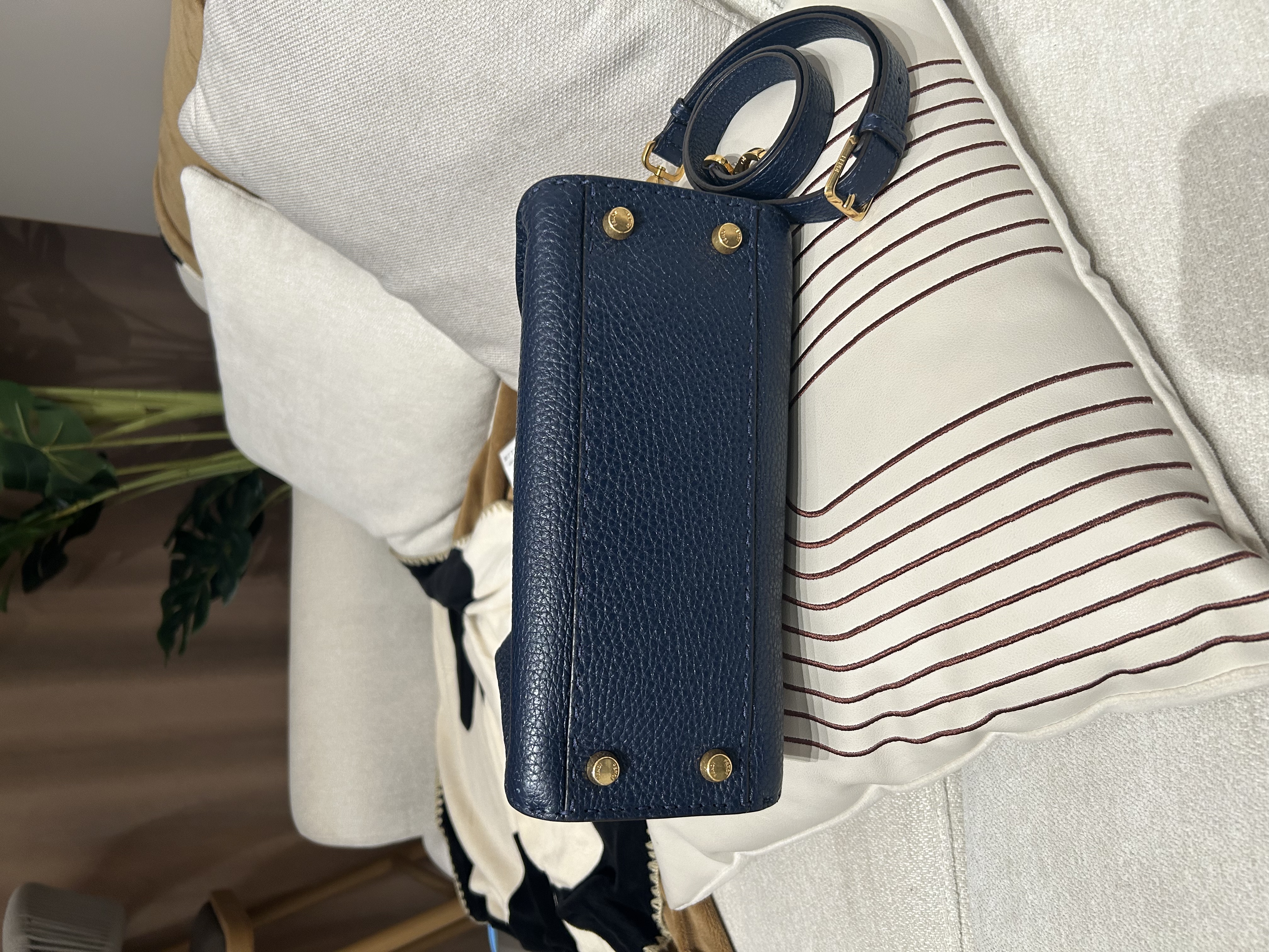 Fendi peekaboo 深藍色金扣 100%Authentic, 95%new ✅Booklet ,✅dust bag 牛皮好襟用，有部份原裝貼膜新淨
