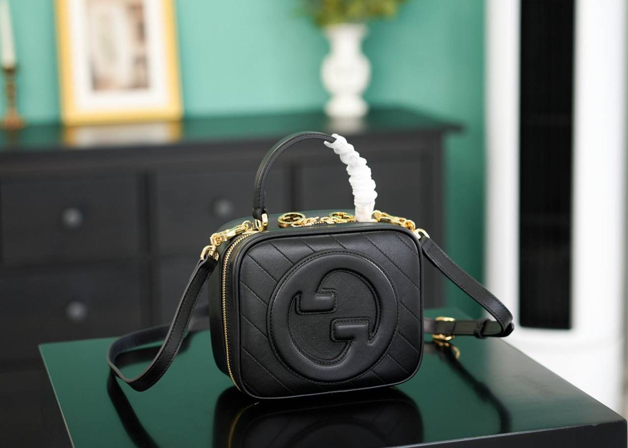 🥯Gucci Blondie系列手提包 克色17cm 正品售价¥17.000 独家原厂皮发售 限量级别 可爱的方正形小包 ，超级适合夏日穿搭 包身非常轻便，小身材大容量 配有长肩带，可以手提可以肩背 官方款号 744434 尺寸：17x15x9cm