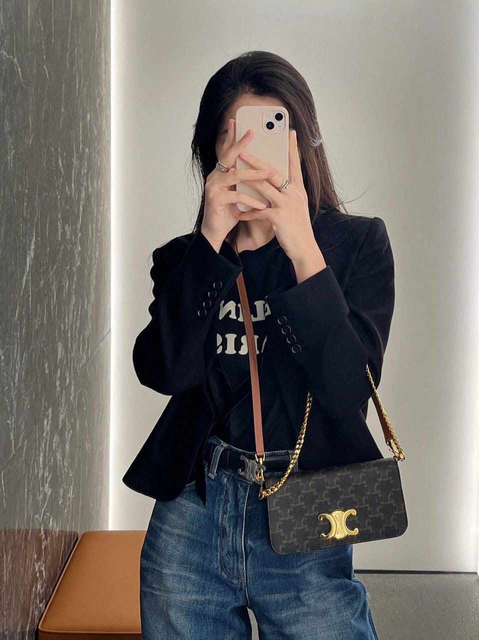 🔥大货实拍图 𝗖𝗘𝗟𝗜𝗡𝗘 ♥️ 𝗠𝘂𝗹𝘁𝗶𝗽𝗼𝗰𝗵𝗲𝘁𝘁𝗲三合一 型号：10L972 尺寸：20.5*11*4cm CELINE也太懂女孩子需要什么了吧～新款包袋有两条肩带哦，斜挎背让你更方便行动自由，腋下背让你更好展示自己的风格！