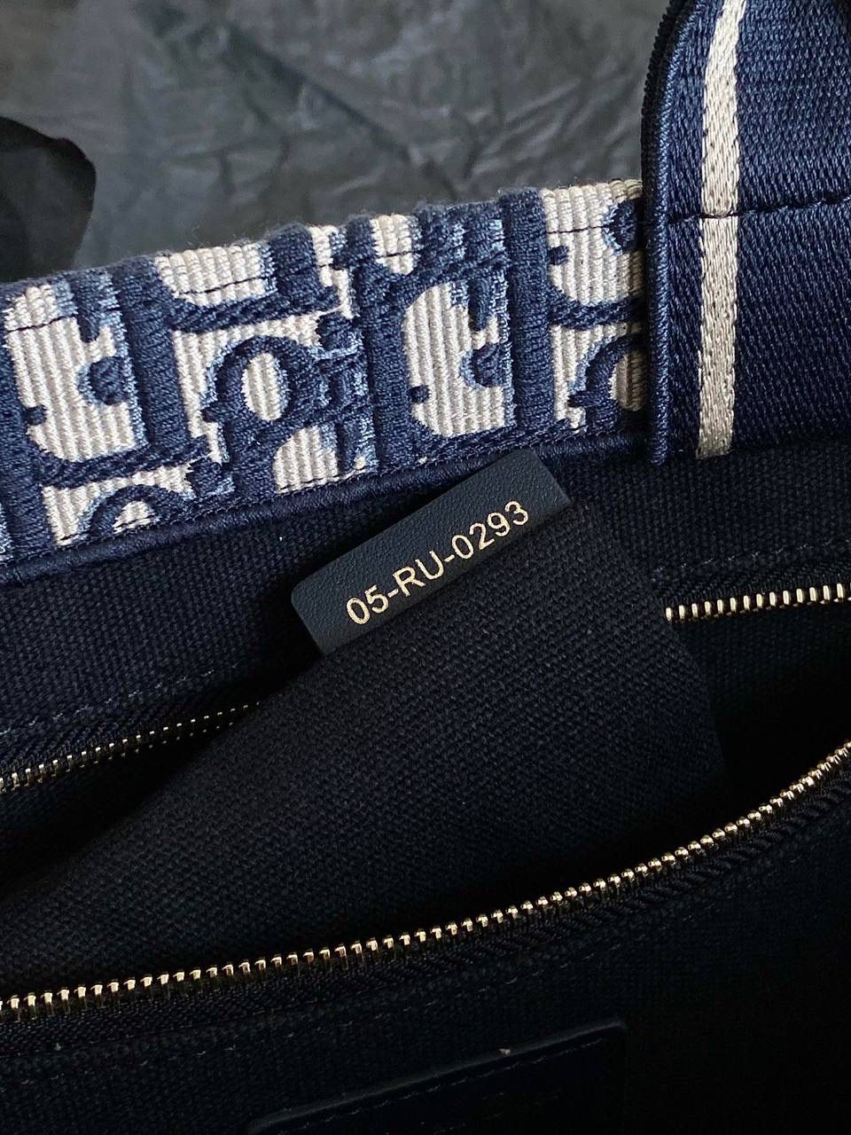 🈶老花蓝，新版中号 𝗗𝗜𝗢𝗥 𝗯𝗼𝗼𝗸 𝘁𝗼𝘁𝗲24早春新款 不得不说，D家确实好会玩啊 可以背的托特来了！简直不要太棒 在最最最经典的托特上又衍生爆款了❤️‍🔥😍 越来越多人爱背大包真正的无性别之分 不管手拎斜挎，通勤健身出差毫无压力 整体有型不会塌，恨不得天天背 大包爱好者可以闭眼收了！！ 36×16×27cm