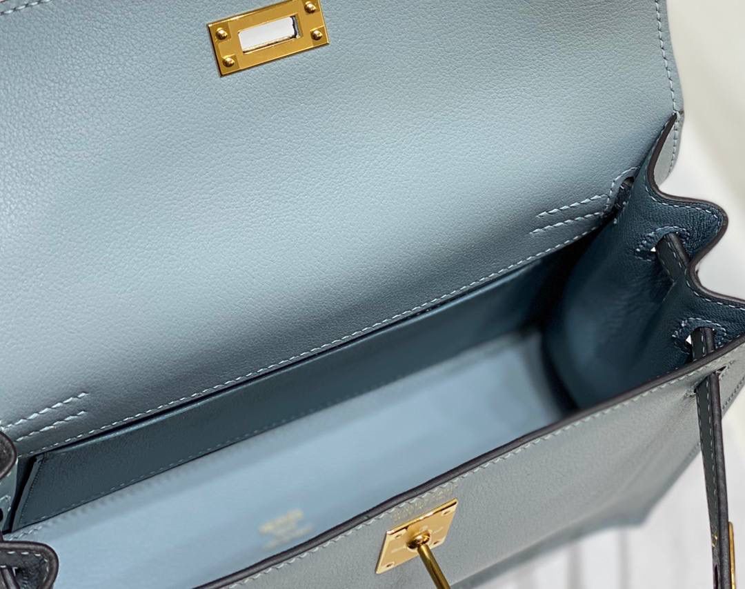 『亚麻蓝·金』 ‘’Kᴇʟʟʏ ᴅᴀɴsᴇ • Evercolor 🎀 时尚圈就是一个圆！ 最厉害的就是六种背法： 斜背、侧背、肩背、腰包、背包、手包 集美们一定要安排起来‼️ 22Cm