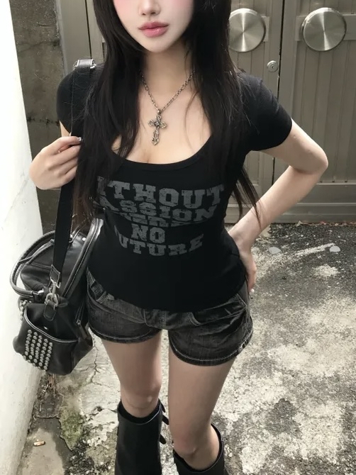 Ribbed Scoop Neck Graphic Top