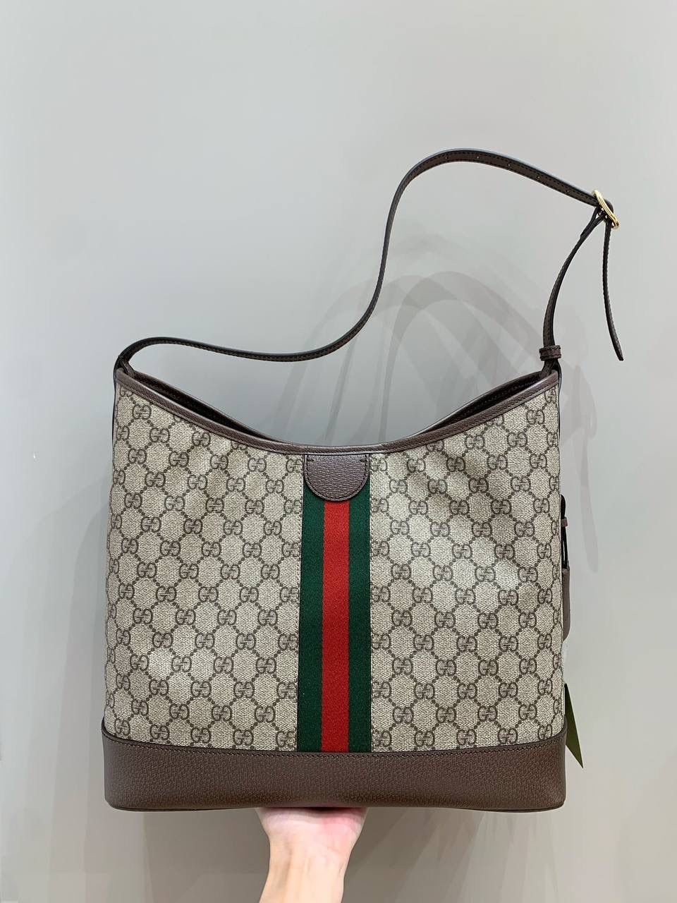 新背景实拍正品级 。 🎀Gucc1 Ophidia hobo腋下包 中号(最高版本) 比起小号，中号松弛感更强烈气场更足！ 喜欢大包的闭眼选中号尺寸，上身马上就慵懒了 这个包真的非常融入日常，随性又时髦 包身容量很大能很好的满足日常出门 而且肩带比一般的腋下包都长一些还可以调节 一见钟情，时髦使用同时兼顾！ 型号781392；尺寸34/32/17cm