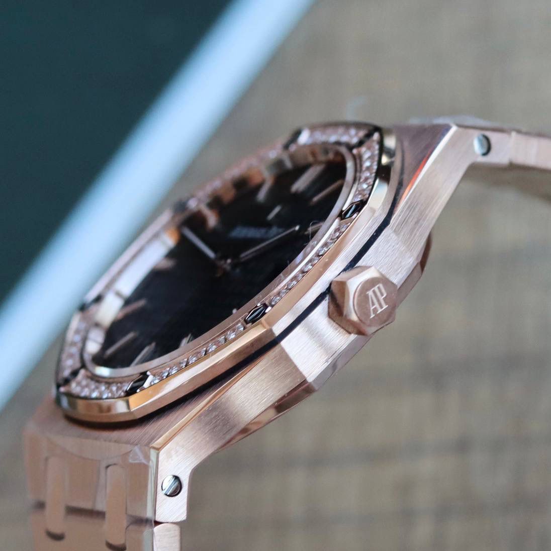 🚀原单AUDEMARS PIGUET爱彼 皇家橡树系列67女士石英腕表 独家原版拆解开模 所有配件均可原版互换使用，搭载原装瑞士F04111石英机芯。走时精准！全程CNC打磨，多次校对调整版型，棱角分明。表壳直径33MM,多边形状表圈与表壳精密相合，表圈以六边形螺丝栓固定在表壳上（圈口镶嵌精美施华洛世奇钻，璀璨夺目）表带链节精致规整，链节经过上百次细致的打磨处理，呈现出完美的纹理。折叠式表扣开合简单，佩戴方便。腕表表耳处呈弯折状，可以保证腕表与腕部更加贴合。表盘镌刻“Grande Tapisserie”大方格纹装饰，搭配荧光立体时标和皇家橡树指针，宽大的指针和时标让读时简单清晰。三点位置日期显示窗口，以阿拉伯数字显示。腕表为密闭表底，表底上镌刻皇家橡树系列的英文名称“Royal Oak”字样✨🔥