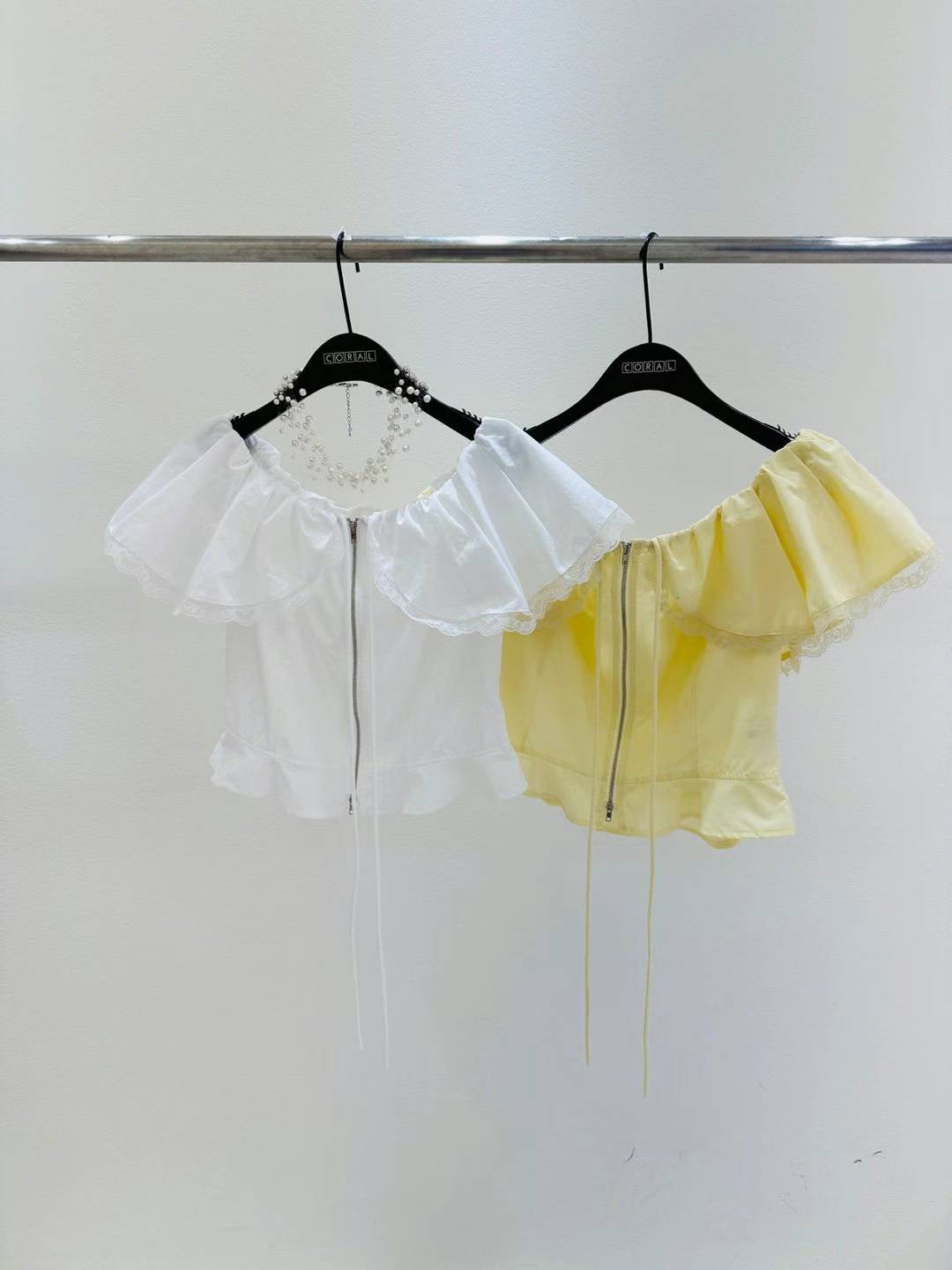 Lace Trimmed French Off-Shoulder Ruffle Peplum Top ‖ 蕾丝边法式一字肩荷叶边收腰上衣 KR0187115