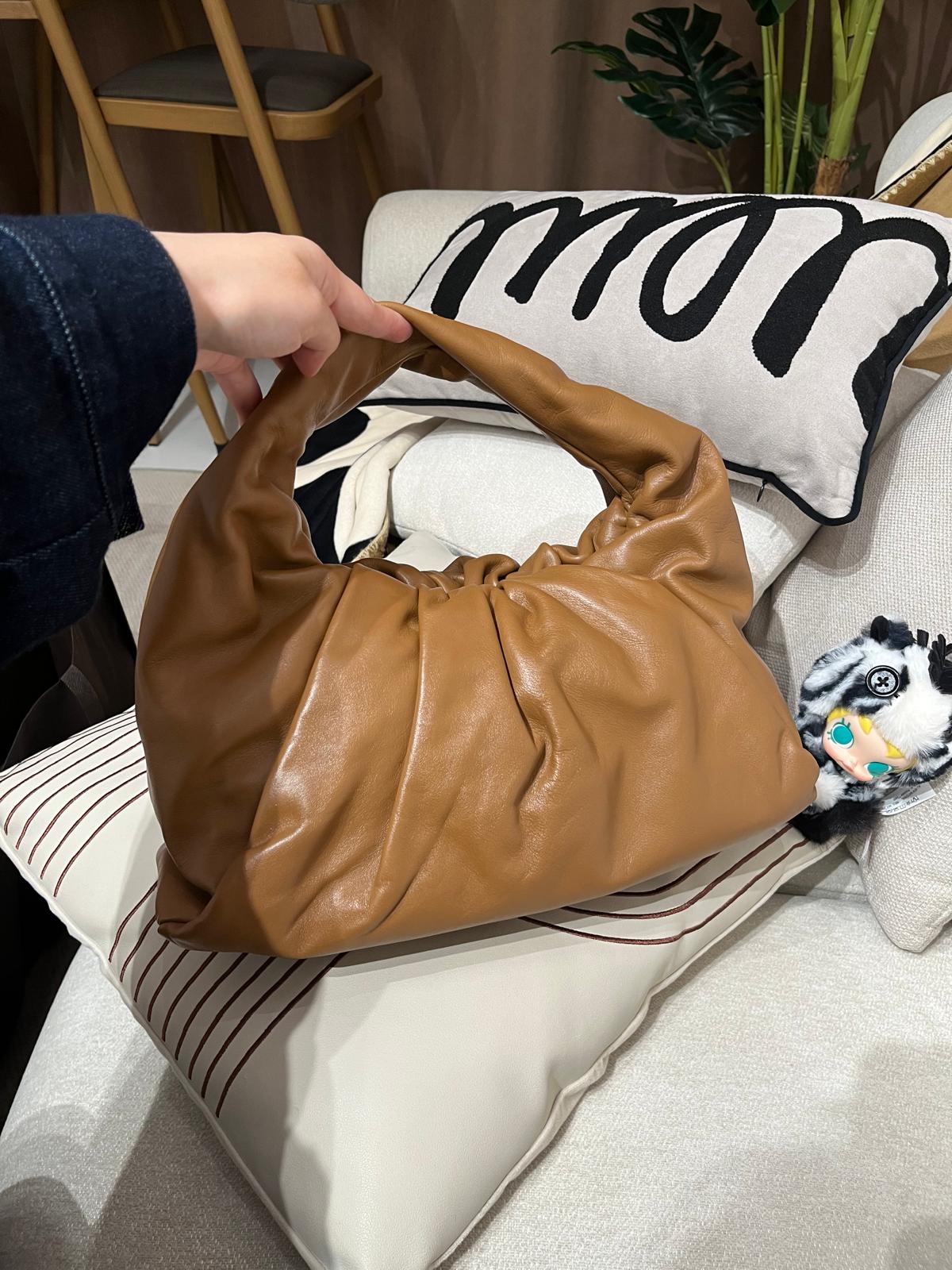 BOTTEGA VENETA BV The Shoulder Pouch leather gathered hobo 雲朵包 ,100%Authentic ,98%new✅dust bag