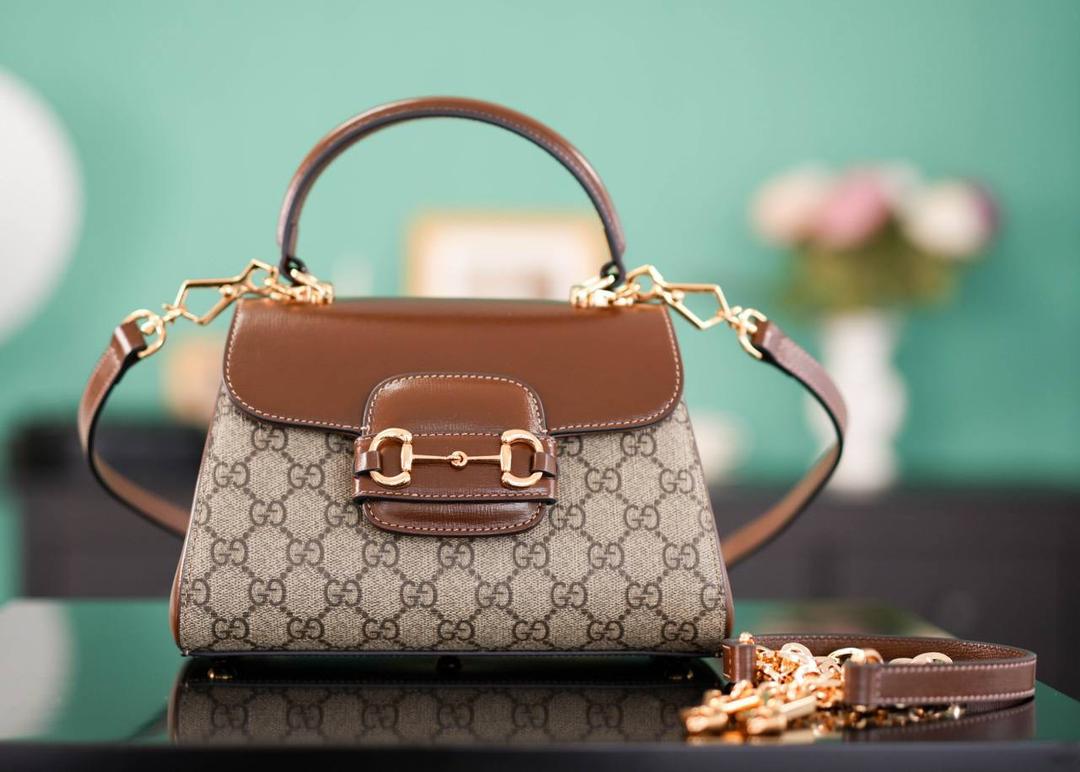 🥯GG Horsebit 1955系列迷你手袋 棕色22cm 正品售价¥23.000 𝑯𝒐𝒓𝒔𝒆𝒃𝒊𝒕系列的浓郁复古气息， 𝐌𝐢𝐧𝐢尺寸显得更加精致小巧别致， 继续采用1955经典棕色原厂皮，除了包身的手提设计，另外配有两个不同风格的肩带，三种不同背法，小巧圆润的包型非常适合亚洲女性，继马鞍包之后的又一个大爆款~ 官方款号 703848 尺寸：22x16x10.5cm