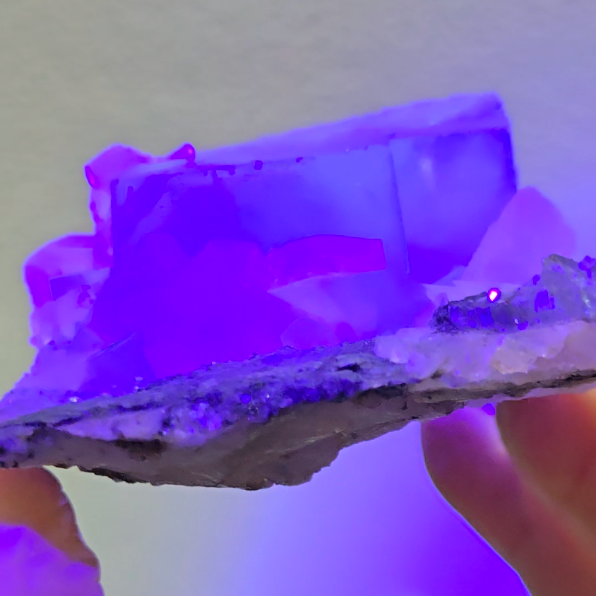 Blue cubic fluorite with UV calcite - FL436