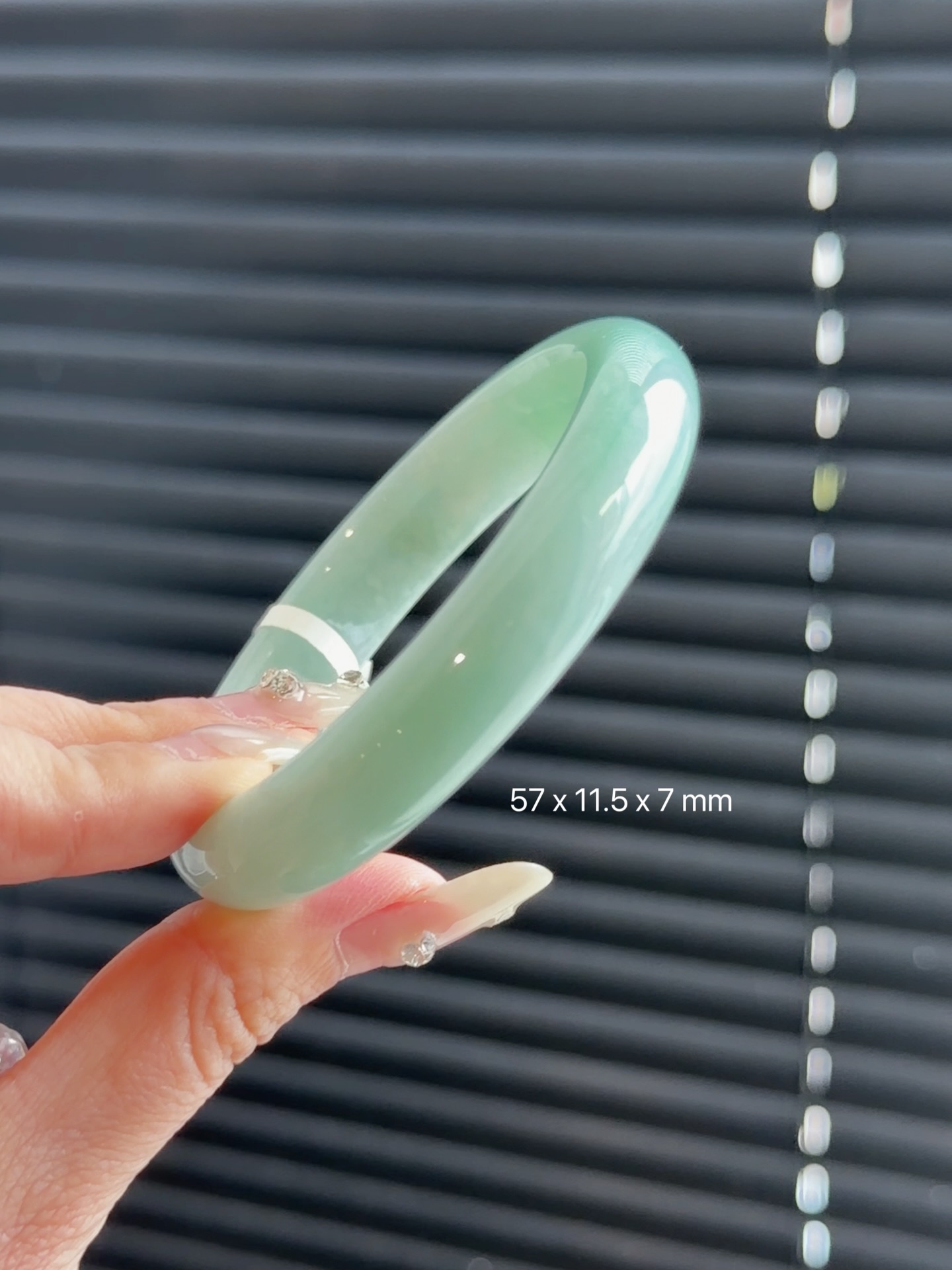 ✨ 马来西亚现货 · 手镯现货发售 ✨💚果绿色调娇润光泽的翡翠手镯，绝对的显白神器💎 手镯尺寸 • 圈口：57 mm • 宽度：11.5 mm • 厚度：7 mm 📄 附证书 每只手镯均附专业鉴定证书，安心选购 ✔️ 🕊 鉴赏期 支持鉴赏期，购买更放心 🌍 全球配送 马来西亚现货，支持全球邮寄 ✈️ 📩 欢迎私讯咨询 / DM 查看细节与实#马来西亚翡翠 #怡保 #吉隆坡 #新山 #新加坡