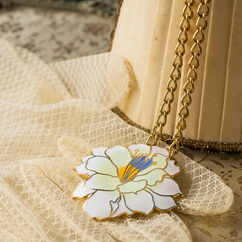 c.a. 1980-1990s Made in Taiwan Vintage Gold Outlined White Flower Cloisonné Pendant with Gold Chain(NA0670)