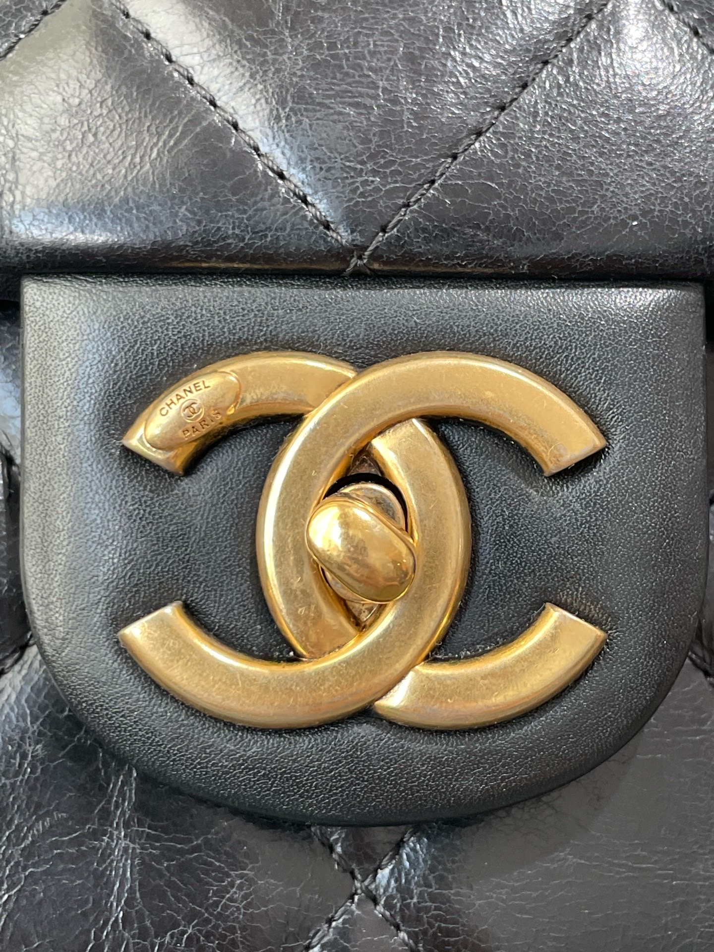【預訂貨品】 Chanel 黑金油蠟皮 復古郵差包