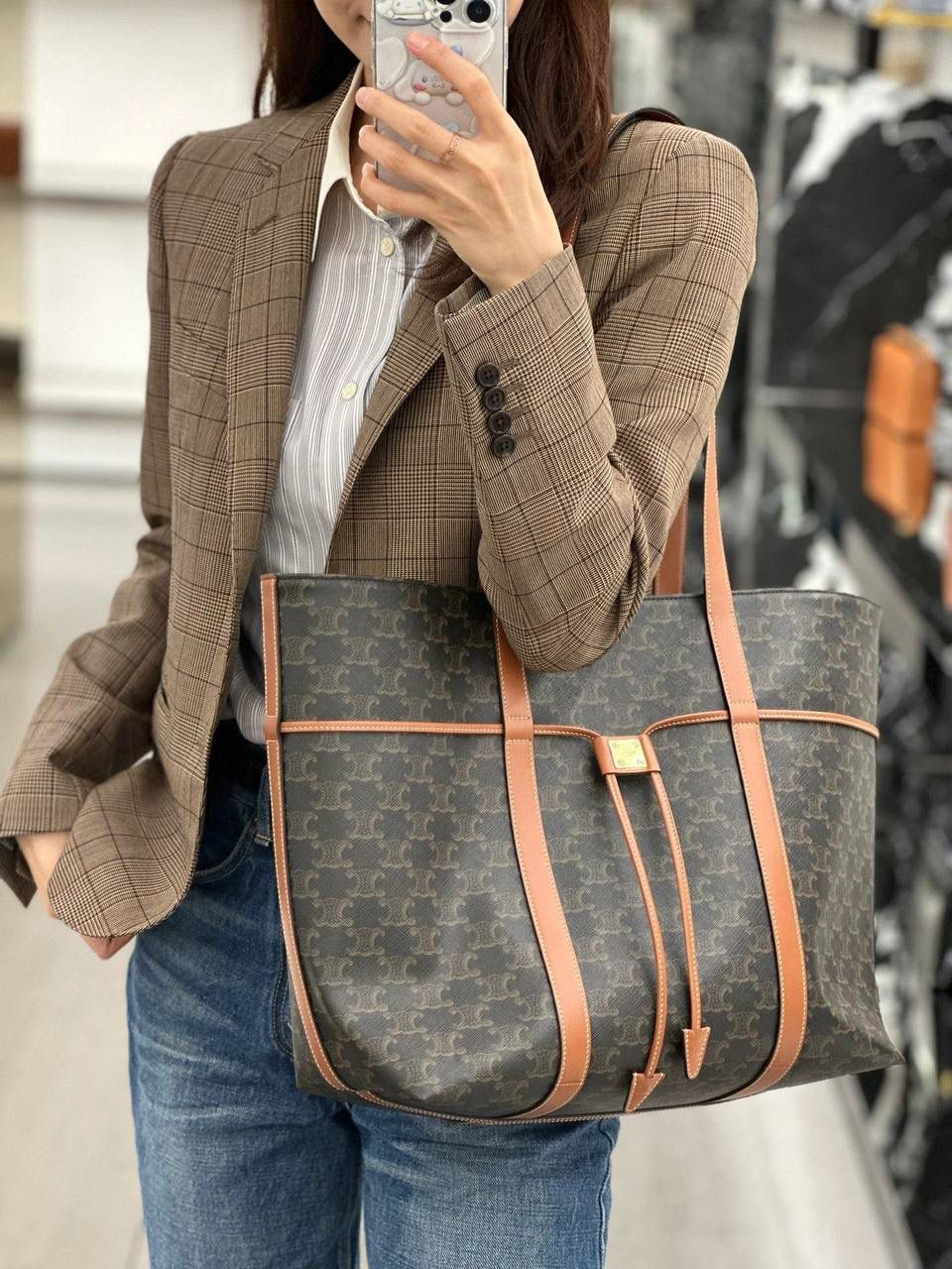 🔥大货实拍图 𝗖𝗘𝗟𝗜𝗡𝗘 ♥ 𝗖𝗔𝗕𝗔𝗦老花抽绳托特 型号：113722 尺寸：34.5*31*16cm 𝑪𝒆𝒍𝒊𝒏𝒆新款购物袋，一款将复古与现代完美融合的精品，凯旋门老花棕色的包身如同经典绽放在当代，每一个棕色皮料点缀都诠释了无与伦比的精致和高级感～