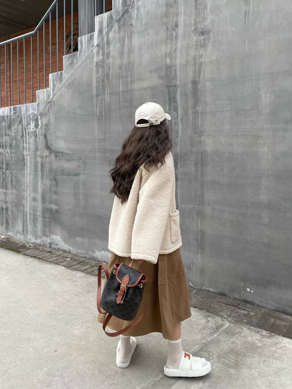 🔥大货实拍图 𝗖𝗘𝗟𝗜𝗡𝗘 ♥𝗧𝗥𝗜𝗢𝗠𝗣𝗛𝗘 𝗖𝗔𝗡𝗩𝗔𝗦 𝗙𝗢𝗟𝗖𝗢 型号：197662 尺寸：17*20*10cm 本命老花mini凯旋门背包🤎复古小巧，实用性设计🔥肩带长度可调节，单肩斜挎都很好看！