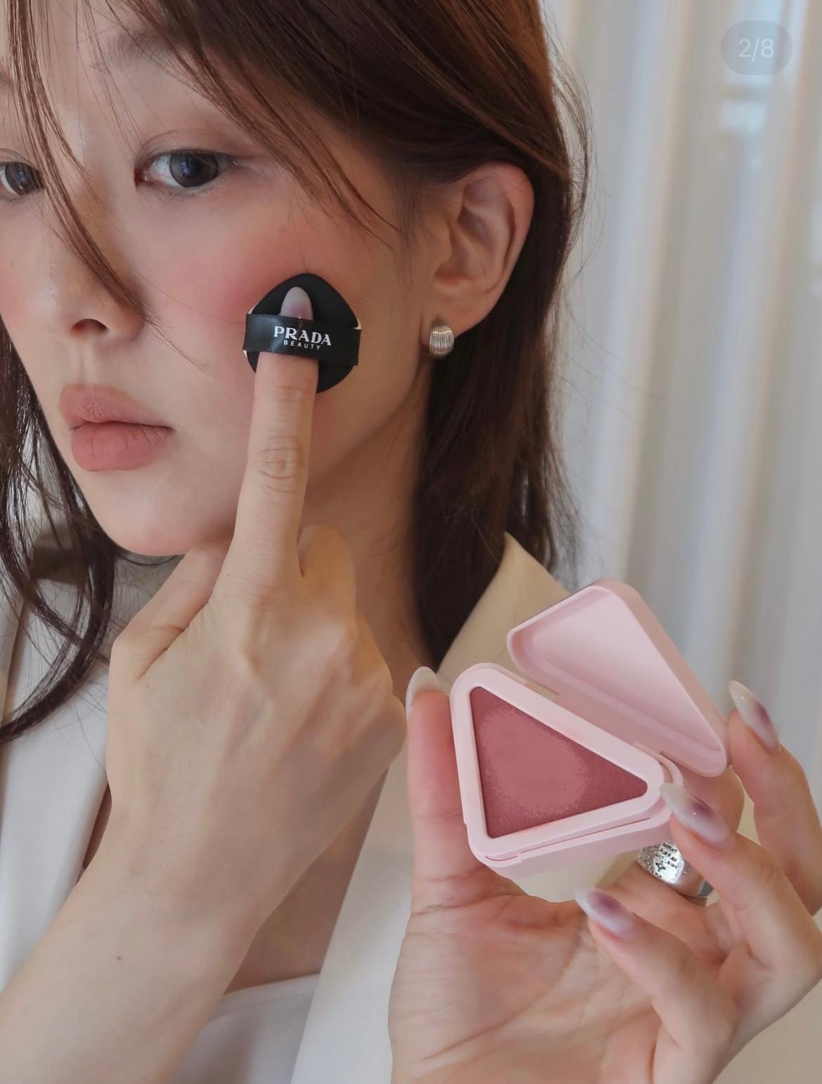 Prada Beauty 新推出的 Prada Touch 轉粉多用途腮紅膏（色號：P72 DAHLIA）