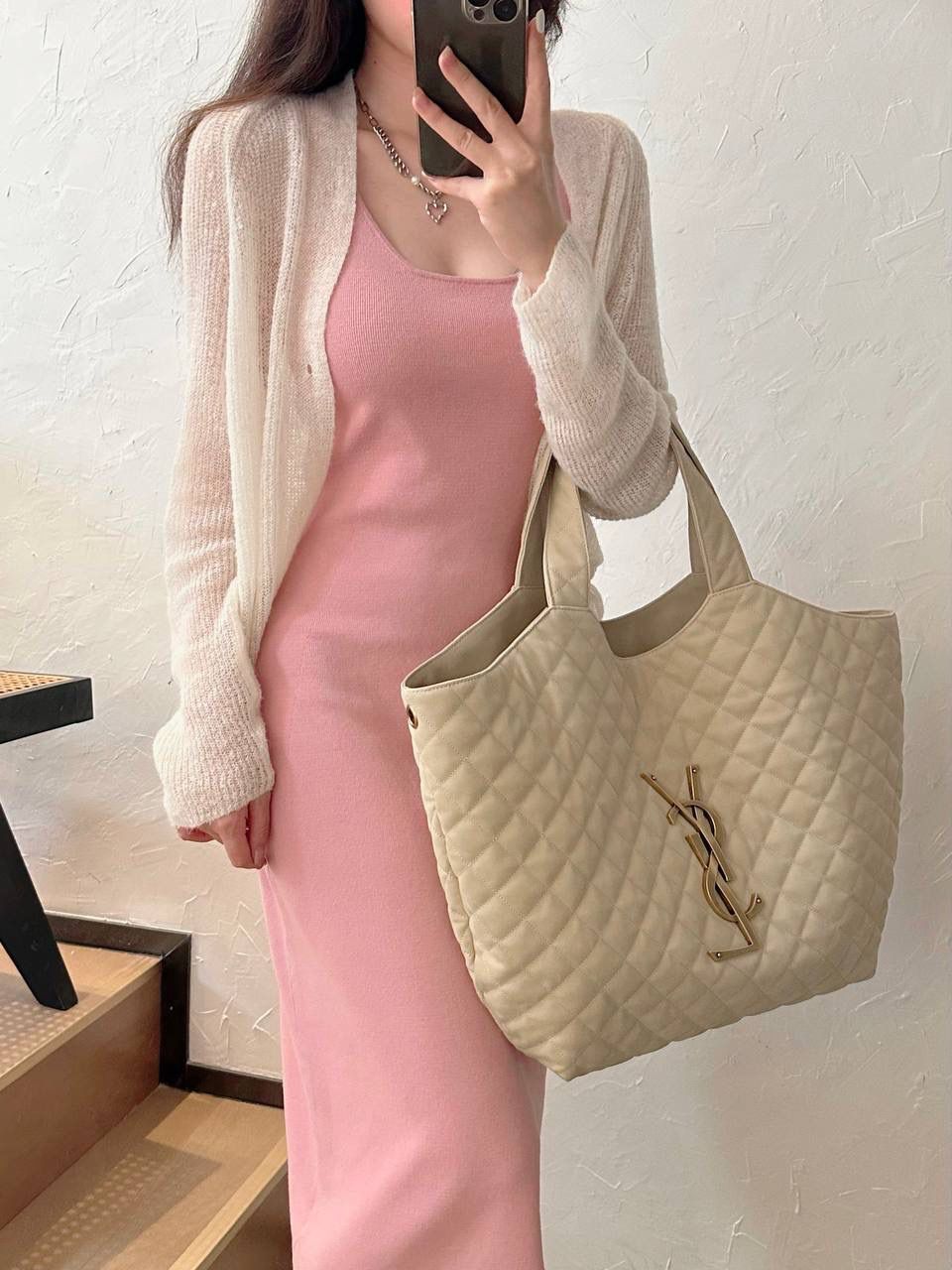 销量王🔥 ys1 Icare bag超大tote绒面奶油白 超级爆款出新色啦 它没有像普通款式那样直接用白色 而是用的奶黄色的奶油白 而且！换了绒面的小牛皮(非羊皮) 超夸张的大logo很酷，奶油白又很嗲 这个更换很有意思～～ 我觉得它的出现真的很及时 现在女性的觉知，大女人的一面被唤醒 是时候需要这么一个大包来向世界宣判个性与独立了！