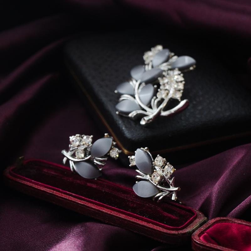 C.a. 1950-60s Elegant Dove Grey Pearlized Lucite Accented with Rhinestone Jewelry Set - Brooch & Clip Earrings (MT1119)