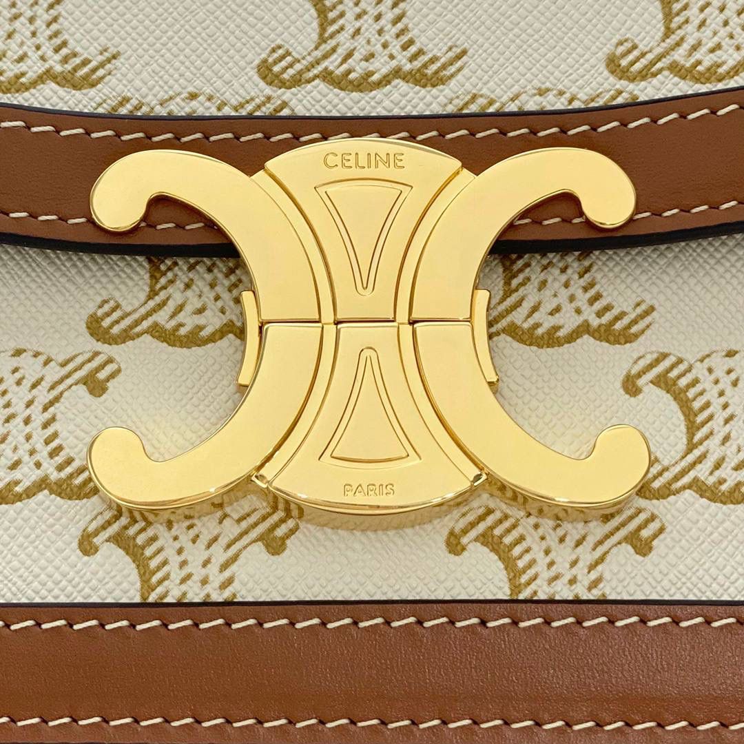 🔥大货实拍图 𝗖𝗘𝗟𝗜𝗡𝗘 ♥ 𝗧𝗥𝗜𝗢𝗠𝗣𝗛𝗘 𝗧𝗘𝗘𝗡 𝗕𝗢𝗫小号 在原来的锁扣上加了CELINE首字母凯旋门扣，完完整整的巴黎血液注入啊！将复古元素与品牌一向拿手的利落线条相结合，气质 高贵！ 型号：188882 小号尺寸：18.5*14*6cm