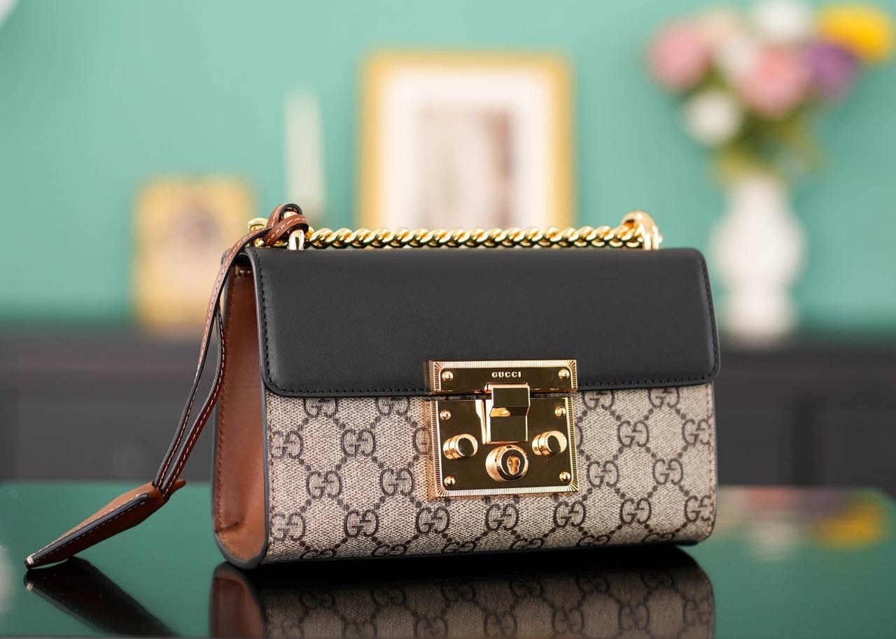 🥯Padlock系列小号GG肩背包 黑棕20cm 正品售价¥17.000 GG家经典著作𝐏𝐚𝐝𝐥𝐨𝐜𝐤小锁扣， 众多明星喜爱的复古𝐏𝐚𝐝𝐥𝐨𝐜𝐤，众多网红都在种草推荐， 低调不张扬的复古经典，一眼定情的小包 滑动链条有多种佩戴方法，可肩背也可手提 官方款号 409487 尺寸：20x12x8cm