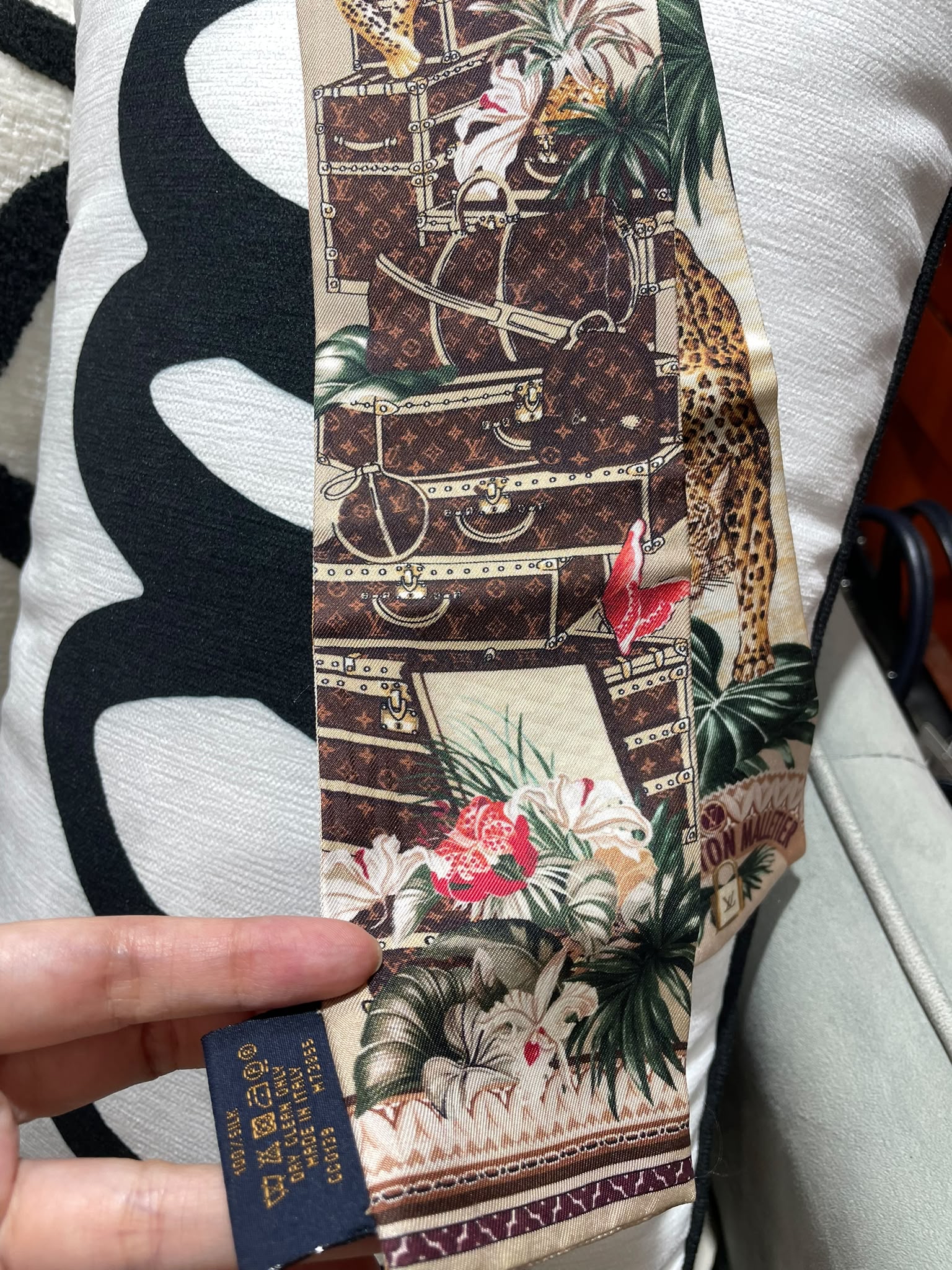 LV Twilly 100%Silk 100%Authentic, 98%New