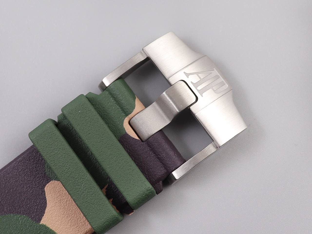 A P26400绿陶＂迷彩＂系列，直径44MM，钢壳绿色陶瓷圈绿色陶瓷按的把的！搭载订制版12H计时3126机芯，特制的顶级＂军绿迷彩＂橡胶带最强版＂26400＂系列🔥💯