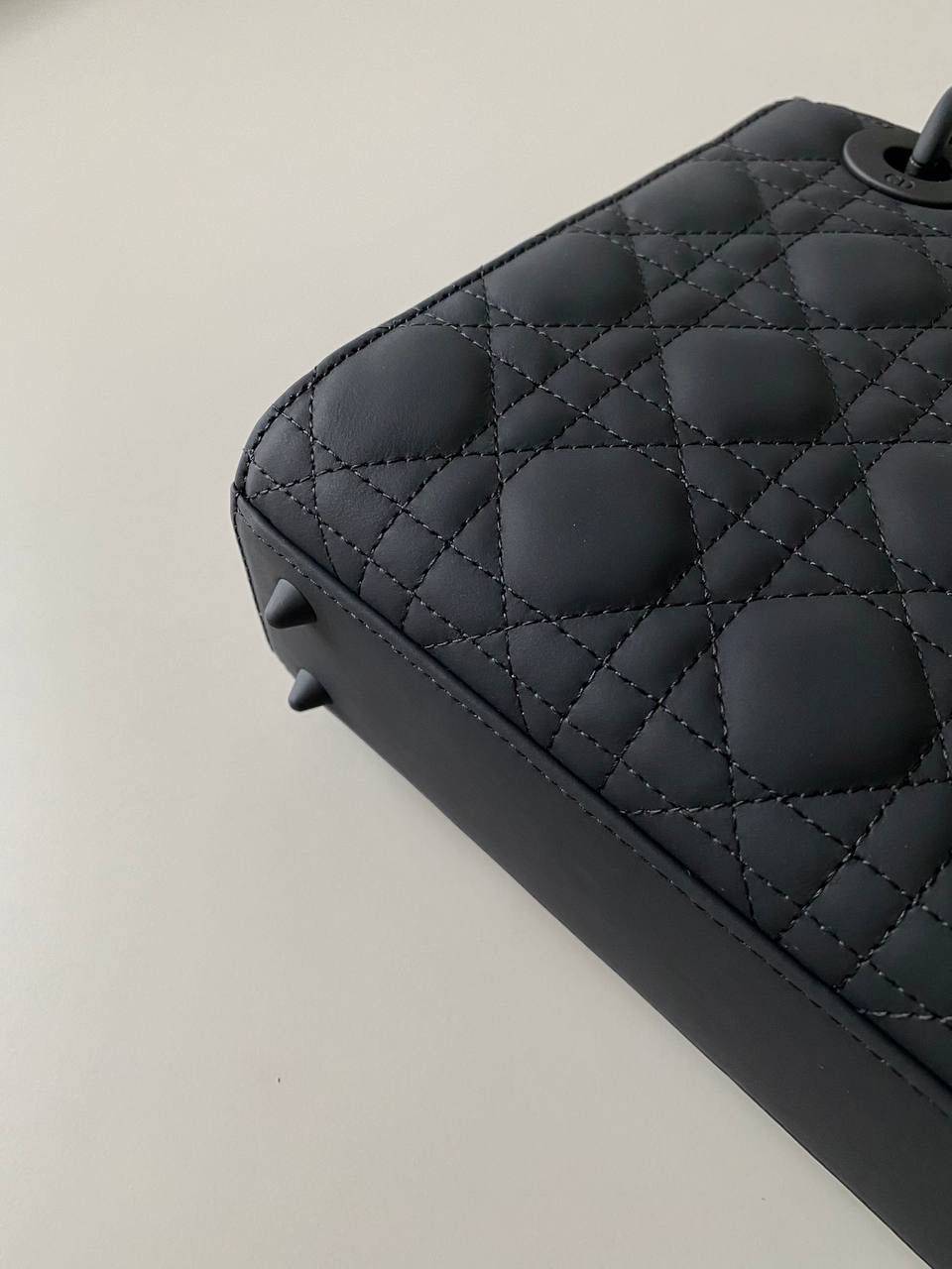 🈶磨砂黑 𝗗𝗜𝗢𝗥 𝗟𝗮𝗱𝘆磨砂四格 大热门款，老客的补单王 进口磨砂牛皮材质，同色哑光五金 比羊皮漆皮都要高级不少 没有了大家闺秀的矫柔造作 暗黑风多了些特立独行的酷劲儿 20×16.5×8cm #4360m