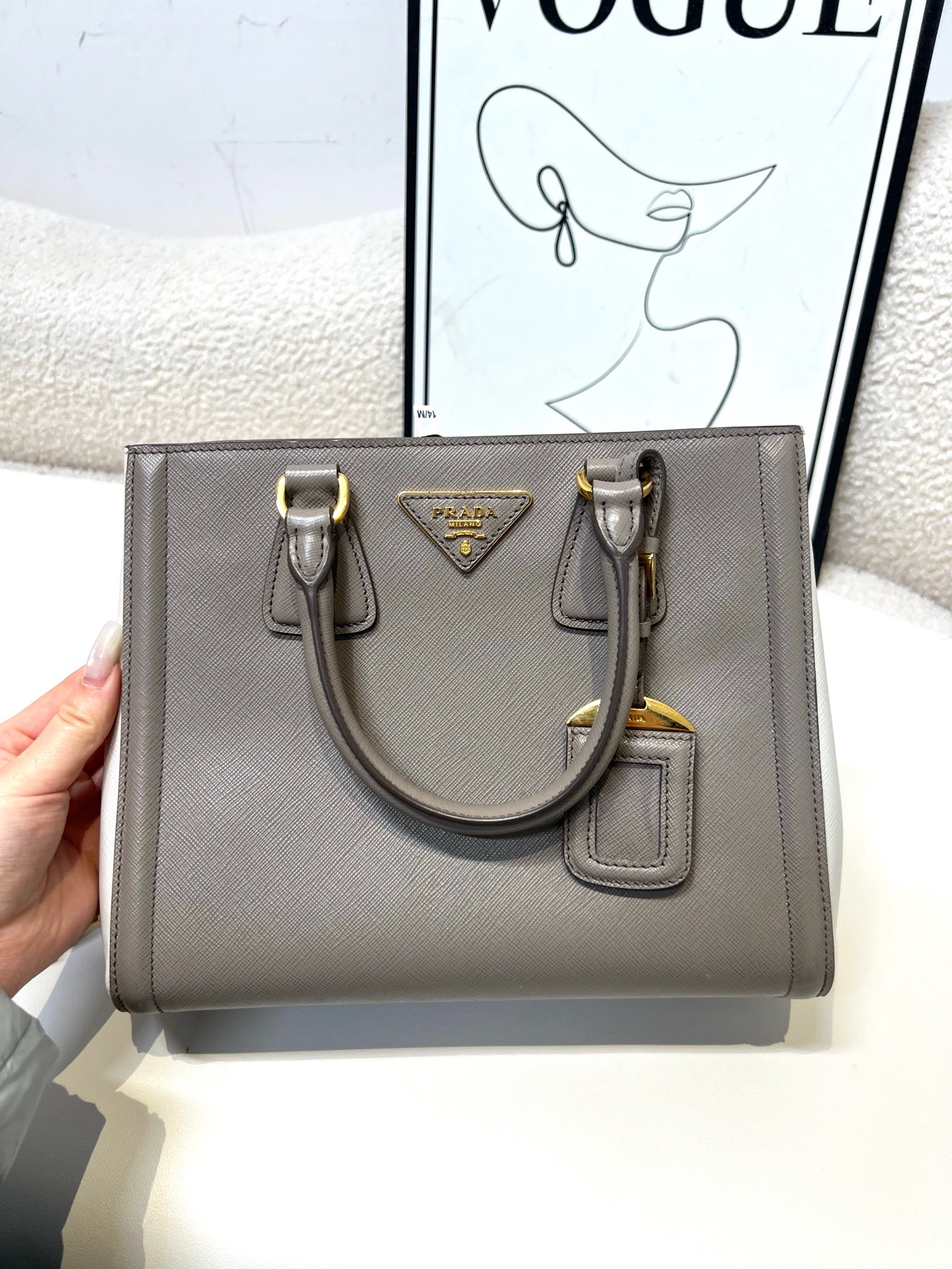 【預訂貨品】Prada 大象灰拼白色殺手包