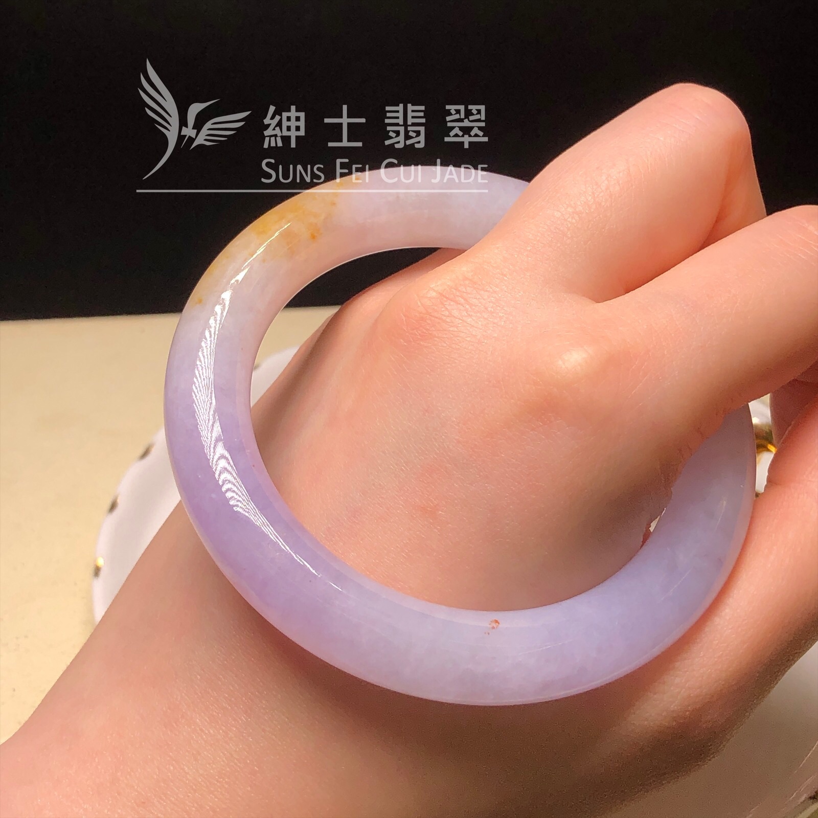 C05968 木那姐堆帶翡色圓鐲56.6mm