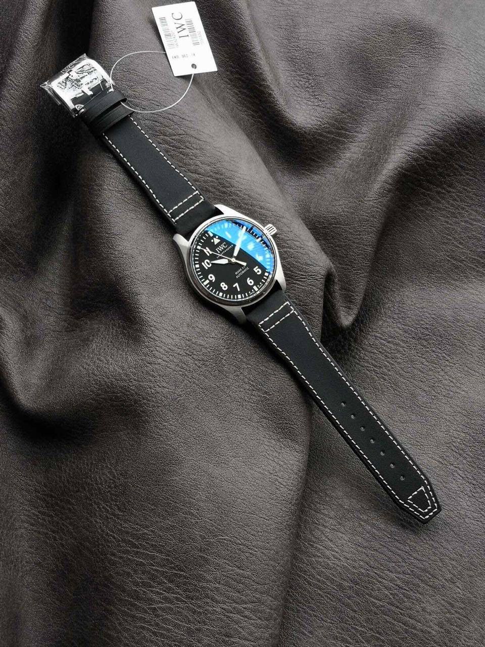 V7厂此款表盘与原装同样，仍配备通透度同步原装的进口双面防反光凸状蓝宝石镜面，刻度和时标依然保持白色印制工艺，与马克18的区别增加了3、6、9、12时标的长度，夜光条变化成夜光图层，阿拉伯数字时标则整体向表盘中央靠近，12点“IWC”标志略微上移，三角刻度也改为水滴夜光呈现全新的视觉比例。日历统一白底黑字台阶窗口也位同数字的一个圆轨道上，与背景形成更醒目对比，盘面上的荧光元素和指针在任何光线条件下，都能确保可读性。时针、分针现在经过镀铑处理，并且指针针尾有稍微做弯（注:有别于市场版本，v7细节把控向来严谨，放大来看亦无可挑剔） V7厂独家专用马克进口牛皮，其材料，做工，佩戴感100%同步原装，全新开模的表扣，打磨刻字功底扎实，表扣与表带均采用自拆装置，实用功能是EasX-CHANGE®简易更换系统，无需借助其他工具，可以轻松更换链带，难辨雌雄。这也是有别与市场版本特点。 V7厂仍采用进口瑞士全新SW300机芯，性能同样出色，精准恒久，无返修烦恼！V7亦同时提供亲民版的海鸥2892稳定版供选，其外观细节均与瑞士版本一样。