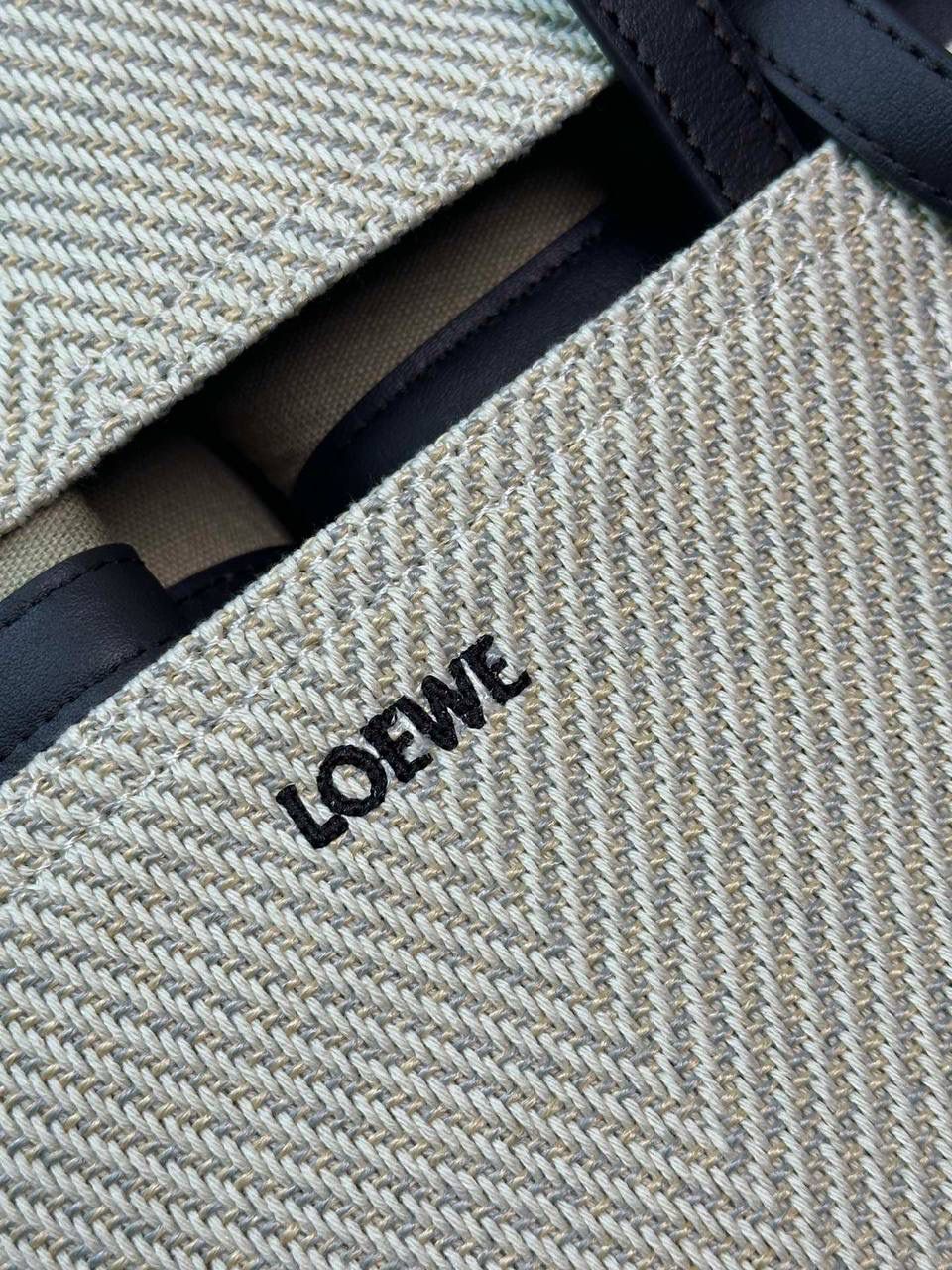 *𝐏𝐮𝐳𝐳𝐥𝐞 𝐅𝐨𝐥𝐝折叠手袋👜*（亚麻刺绣） ——全新【𝗡𝗘𝗪】升级‼️ 延续经典𝙋𝙪𝙯𝙯𝙡𝙚的标志性几何裁剪设计，新晋顶流🅰️𝙋𝙪𝙯𝙯𝙡𝙚 𝙁𝙤𝙡𝙚 𝙏𝙤𝙩𝙚以折纸包为灵感，升级成🉑完全折叠‼️的结构，立体与平面任意切换，出差旅行🧳必备单品。亚麻材质轻且柔软， 尺寸：𝟐𝟓.𝟓-𝟏𝟒.𝟓-𝟑𝟏.𝟓cm 款号：052316