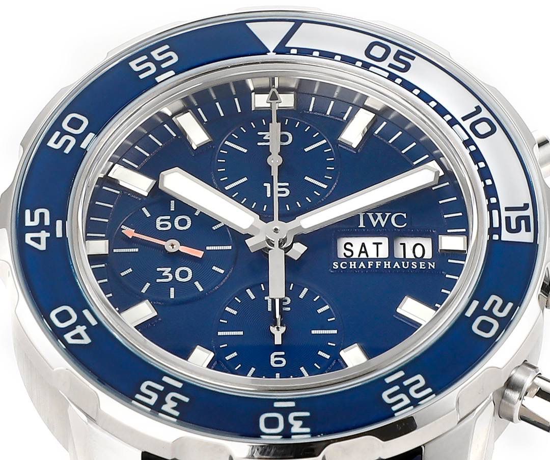 IWC万国海洋计时系列，一款直正潜水与计时融合的腕表。超高的颜值 具备「背景照明」的旋转式潜水外圈。多功能外圈里面是4毫米阔的蓝宝石玻璃圆环，底部有印花及涂上浓缩的Super-LumiNova®夜光涂层。粗犷的时标和刻度，并覆有银光涂层，在昏暗的环境中发出光芒，让时间时时掌握。材质： 316L精钢 直径： 44毫米 机芯：Asia-7750机芯🔥