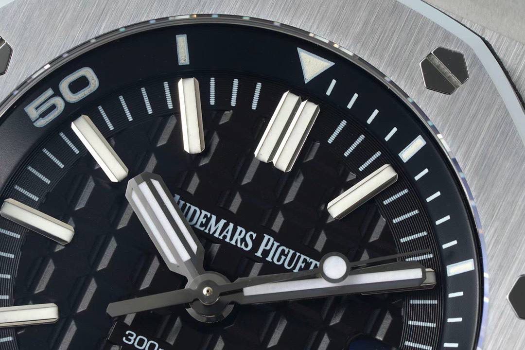 爱彼15710潜水之王！3120一体机芯，打造内在外在最强复刻🔥🔥 1.表壳采用多次打磨，只为了棱角数据吻合，材质触摸感觉一致； 2.最强机芯夹板打磨，特调色18K玫瑰金自动托颜色； 3.最人性化的可松动头粒缓冲区域，确保吻合原装设计； 4.最立体和最工整的盘面“饼干纹理”保证和正品一模一样： 5.最持久的夜光和对的最齐的内应刻度，IPF直击重点。 6.采用原装一致的装配结构，做到细微一致！ 7.最接近原装的指针，切面锋利整齐无毛刺； 8.最接近原装日历放大镜，通透性市面最强； 9.最强蓝宝镜面通透感官，并镀有防眩晕增透镀膜； 最最主要的机芯：采用一体AP.CAL.3120机芯，功能稳定，动力储存原装一致的41小时，外观一致！潜水之王，重新归来！