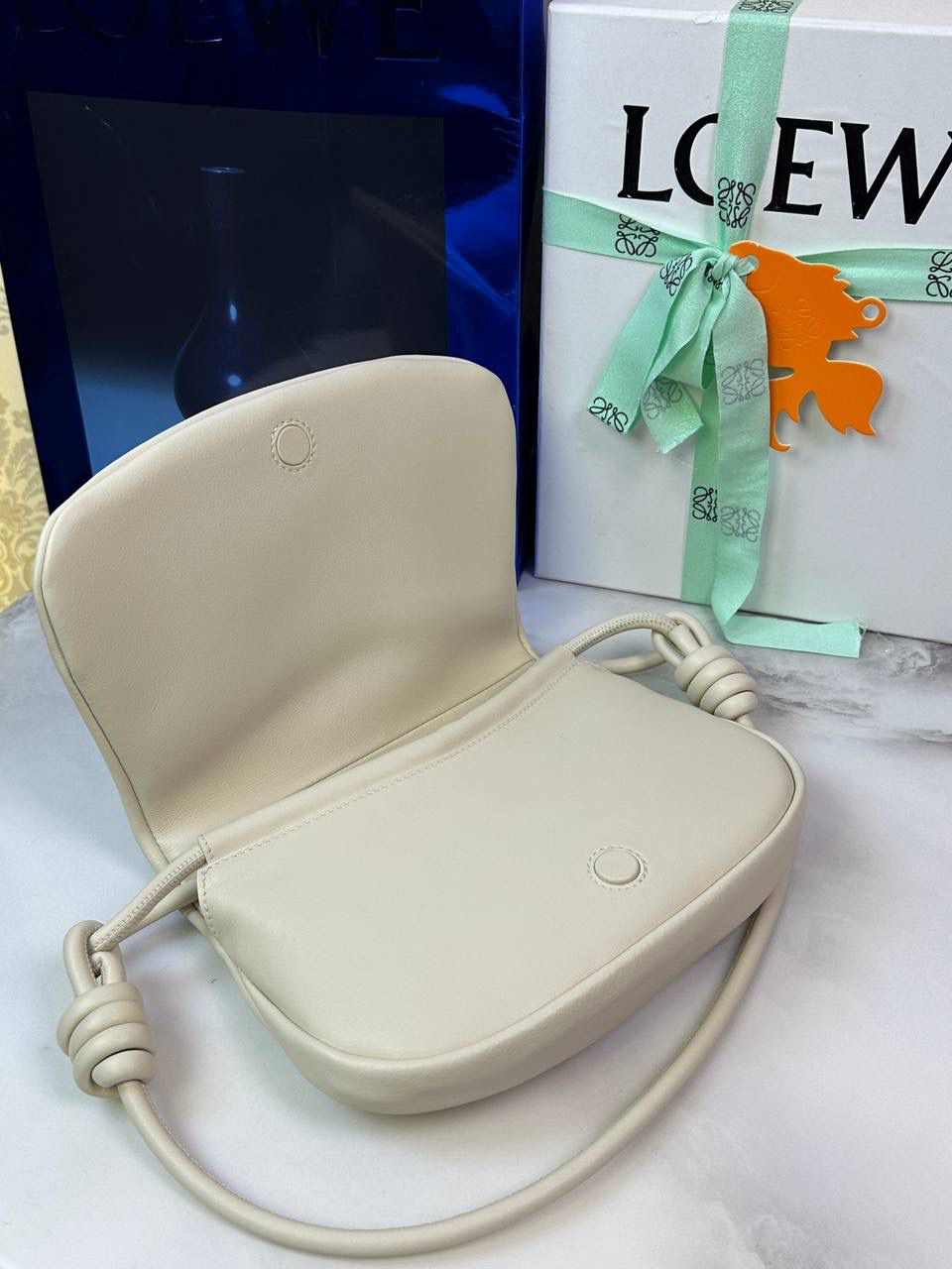 全新*𝙋𝙖𝙨𝙚𝙤 𝙨𝙖𝙩𝙘𝙝𝙚𝙡 手袋🛍️【米白】 —— 朕品1w7➕😘 尺寸:𝟐𝟓-𝟏𝟕-𝟖𝐜𝐦 编码:062318 ✅做工精致，廓形简洁优雅，独特、柔软的褶襇结构，超轻盈构造，纳帕软牛皮革（里外全皮），顶部饰有flamenco螺旋绳结。 ✅配置双肩带，短手柄肩带可做腋下包不可拆卸，长肩带可肩背可斜挎可拆卸调节，磁扣开合设计，多种背法随心所欲❤