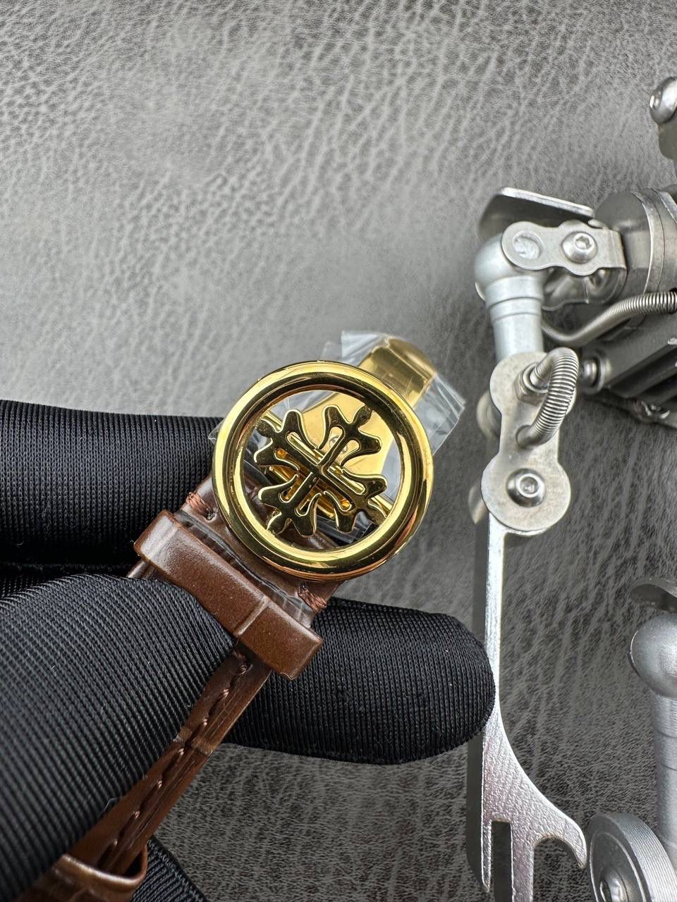 【铁划银钩 苍劲有力】高颜值新品墙裂推荐 精湛的工艺！ 年度最佳典藏之作——百达.翡丽古典超级复杂多功能 万年历功能腕表 团队历时两年多精心设计，不计成本，敢为人先，力求完美，克服重重难关，突破多层技术瓶颈，机芯型号为CH 29-535 升级版，质量稳定！ 【表带】经典意大利小牛皮表带，纹路清晰，质感好。搭配圈市面最顶级的百达翡丽灯笼表扣，通用原装无压力。 优雅的Calatrava雕花表壳极具个性，42毫米的表径适配大众男性手寸，非常商务可亦休闲。