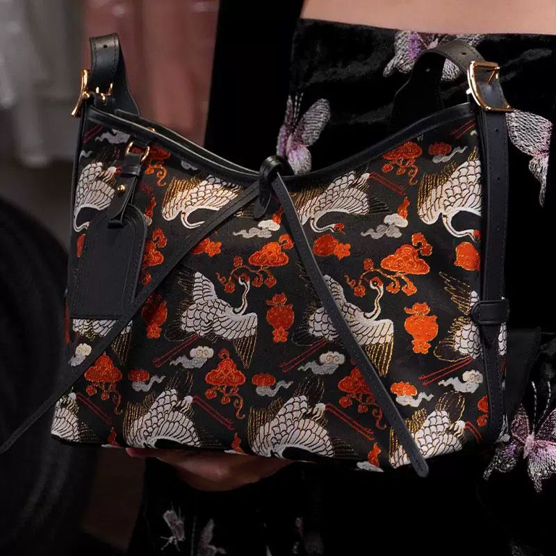 宋錦∞五彩福雲鶴中號手袋。上久楷