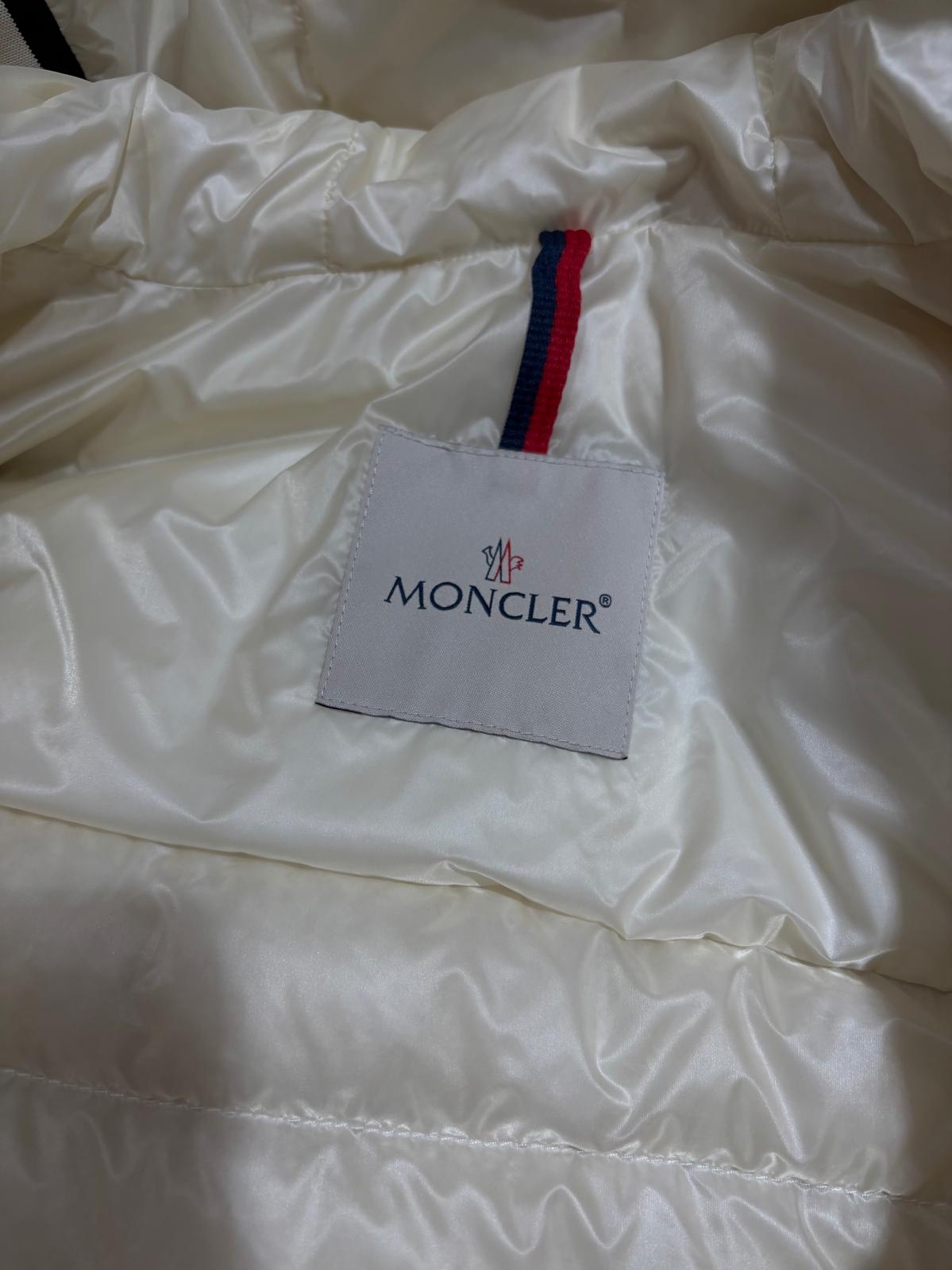 MONCLER outer 100% Nylon Size: 1 Down Outer 白色1碼 100%Authentic 95%new 