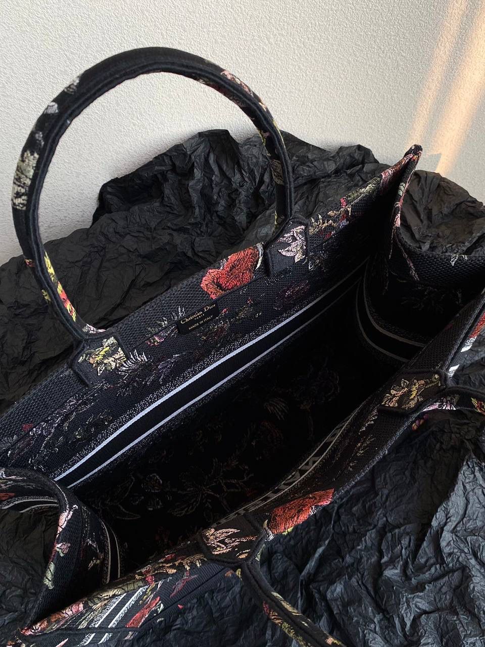 🈶植物花园，黑色大号 𝗖𝗗 𝗕𝗼𝗼𝗸 𝗧𝗼𝘁𝗲 23早春度假系 浪漫的花卉刺绣，细节感非常强了 栩栩如生，不言而喻的精湛刺绣工艺 握住只有你的花花世界吧 42×35×18.5cm