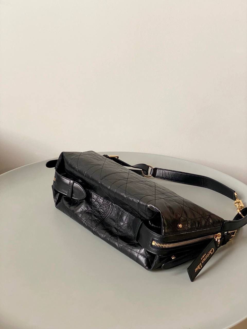 🈶黑色 𝐃𝐢𝐨𝐫 𝐃-𝐣𝐨𝐮𝐫𝐧𝐞𝐲手袋 不会还不知道吧？火出天际了姐妹们 今年 𝙳𝚒𝚘𝚛真的在松弛感这件事情上做到了极致 新款D-journey我直呼一个绝 难买程度不亚于保值系列，夸大了说哈哈 随性又高级的街头感，一改往日的嗲味 关键还是它的多功能肩带 三种背法都好看 俩侧口袋搭配的大号皮质拉牌更彰显个性 以复古金属𝘤𝘩𝘳𝘪𝘴𝘵𝘪𝘢𝘯 𝘥𝘪𝘰𝘳标识做点缀 既有装饰元素又实用 中号：33×16×15cm 小号：25.5x14.5x14cm