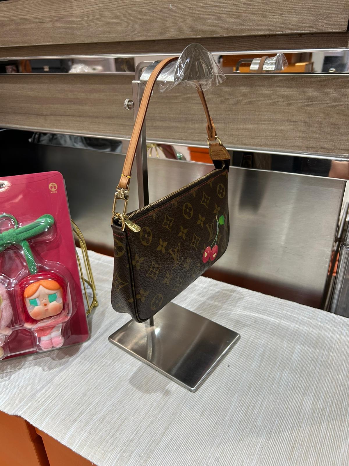 Lv Takashi Murakami Monogram Cherry Pochette Accessoires 單肩包（limited edition ） 100%Authentic, 98%New