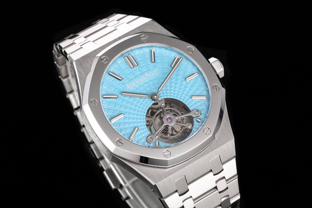 最新发布、爱彼陀飞轮蒂芙尼（蓝色）表盘。接受预定😍‼️ 独家订制Cal.2924机芯，动力储存68小时 爱彼依旧保留的八角形表圈、标志性的六角形螺丝以及经典表带，皇家橡树系列超薄陀飞轮腕表在经典的“Tapsisserie”格纹上进行再度创新，形成了新的格纹“Tapisserie Evolutive”。熟悉又陌生的表盘格纹装饰带来全新观感，成为这款腕表的点睛之笔。表壳直径为41毫米，厚度为11.2毫米，卓越不凡的陀飞轮，因此也得到广大表友的喜爱和关注。