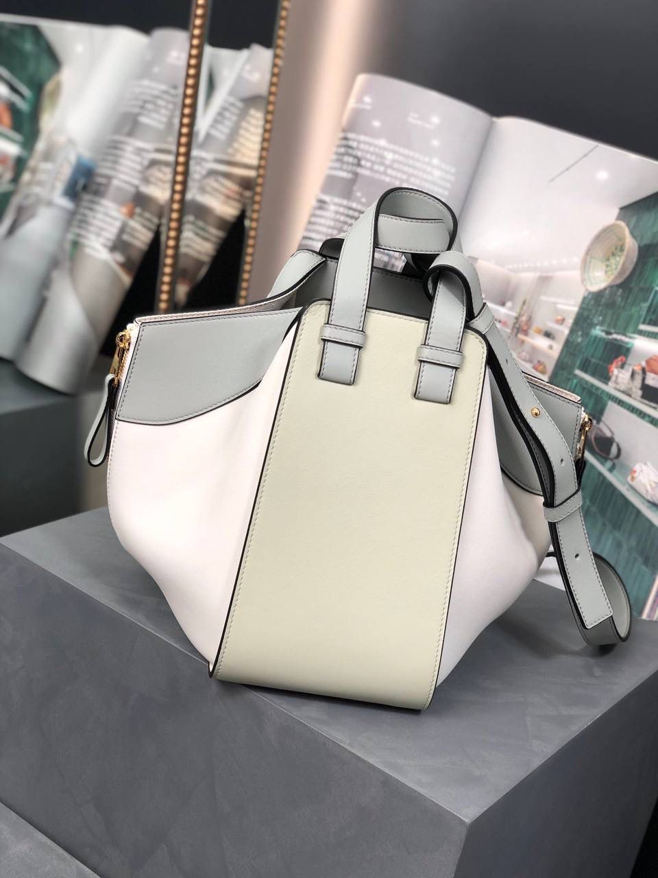 *小号𝘏𝘢𝘮𝘮𝘰𝘤𝘬吊床手袋 （平纹/粉末灰拼色） 尺寸:30-14-25cm 编码:6887 带有柔软侧面包身的多功能手袋，容量大，可自由变换，多种背法，肩带可拆卸调节（斜背、侧挎、单肩、腋下、手拎…）内部钩扣封口，两个内部插袋，人字纹棉纺布衬里，Anagram压纹💕💕