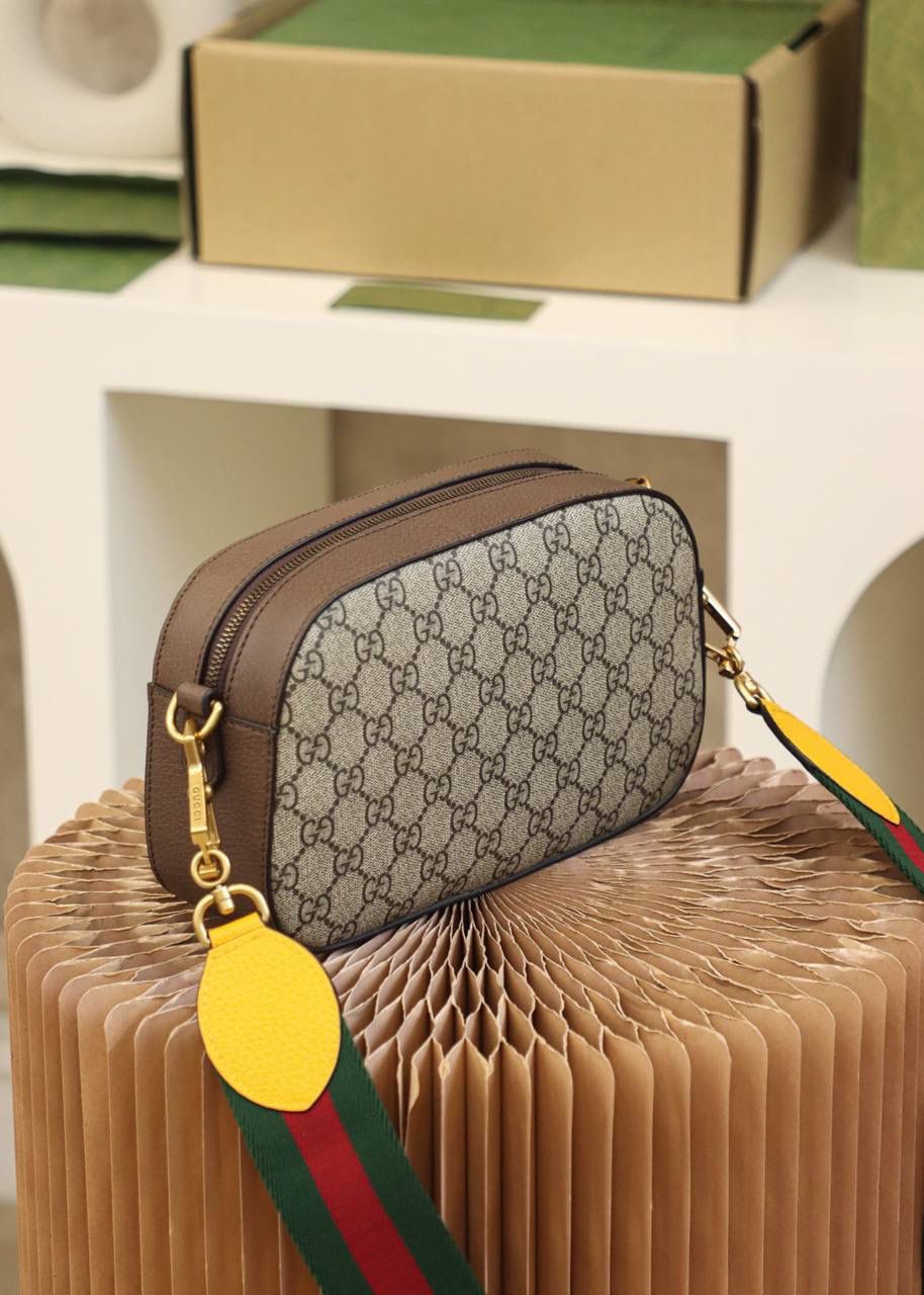 𝐍𝐞𝐯 𝐕𝐢𝐧𝐭𝐚𝐠𝐞 #476466#🐯原厂皮/纯铜五金 ☑️尺寸：24*14.5*7𝐜𝐦 🌟经典王牌🐯真虎系列 著名开发的全铜五金 搭配原厂材质核心打造 这款设计非常人性化，男女都可用， 更是可以搭配情侣款，红绿织带的搭配， 让整个包身的复古感更强烈， 更是各大网红的最爱， 包身不仅大容量，设计理念上也是做得一绝， 百搭款且四季通用！非常日常好背的一款包！