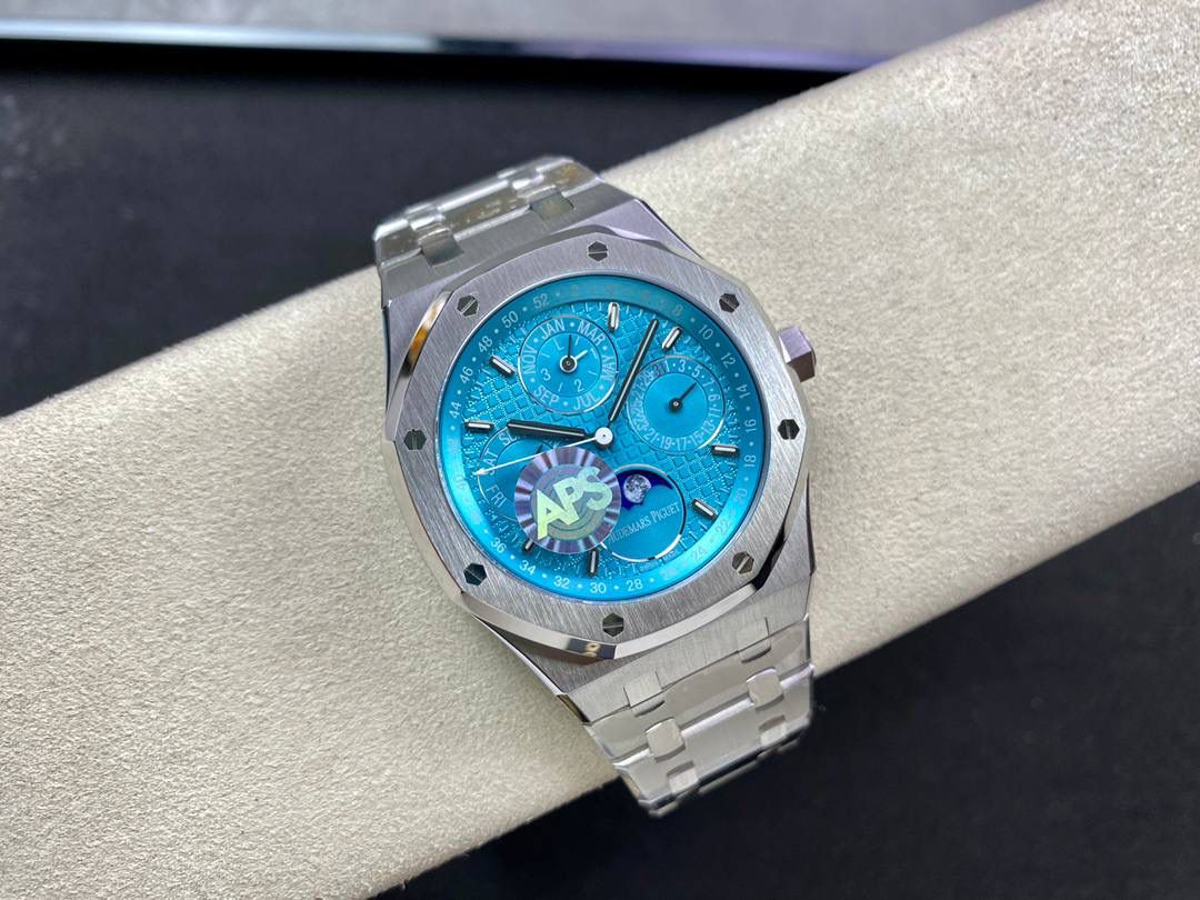 APS 爱彼 26574 皇家橡树系列在“Grande Tapisserie”大格纹装饰表盘上，日期、星期、月份、月相，和四个眼睛的位置与原装同步，（区别普通版本四个眼镜紧缩在一起）并以真实的月球图像显示天文精确月相，形成鲜明对比，直径41mm，复刻一体机5134自动上链机芯，厚度10.5mm（区别市面普通版本14mm ）所有功能真实可用，更薄 更像 ！