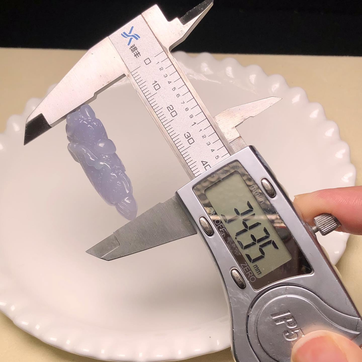 B08799 紫底白菜吊墜