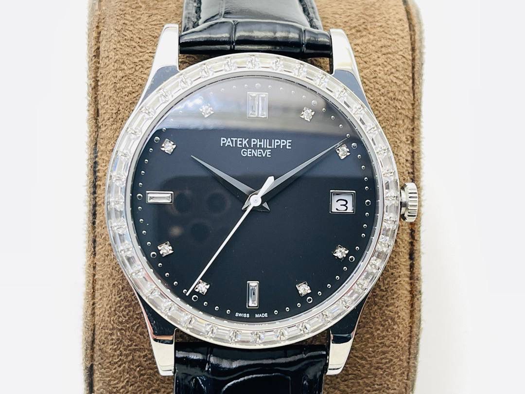 经典再续 百达翡丽古典表系列——5296-001．铂金V4升级版🤩😍细节方面： 1⃣️全新904L打造整体壳套，完善表壳细节，提升打磨质量，独家还原出正品的完美比例和特有质感。日历窗口改大小与正品一致，而非普通正常窗口！ 2⃣️刻度，指针采用最新的贵金属电镀技术加持，效果更佳出彩！ 3⃣️“锅盖型”微凸蓝宝表镜，版型与正品一致，效果通透，辨时清晰。 4⃣️【引领一体机时代】采用定制版Cal.9015改324机芯，超薄稳定性强！ 5⃣️【表带】经典意大利小牛皮表带，纹路清晰，质感上乘。针式表扣打磨齐整光亮，通用原装无压力。