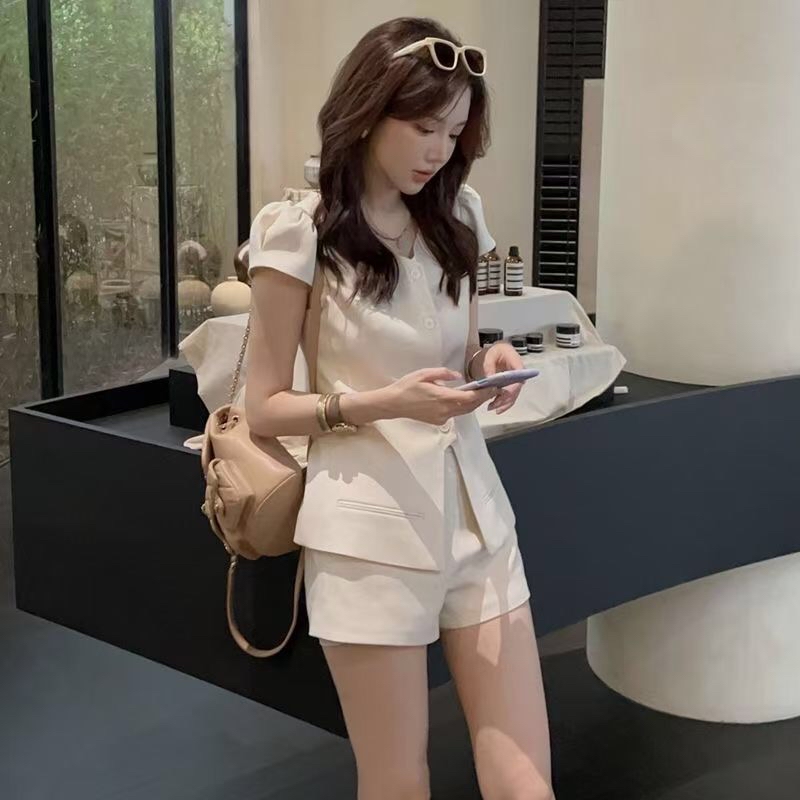 B454(17062) 韩版气质优雅小香风下摆开角上衣与短裤杏套装