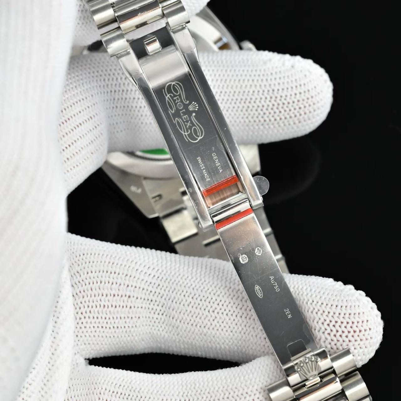 新品 ROLEX 劳力士 星期日历型（Day-Date / DD）腕表 🎮 自 1956 年问世以来，星期日历型一直是劳力士的旗舰之作，被誉为“元首之表”。40mm 表壳搭配三角坑纹表圈与元首型表链，仅采用贵金属打造，尽显尊贵气质。 12 点位星期全写与 3 点位放大日期双显设计，搭载定制一体机 3255 型机芯，稳定精准，抗震抗磁，100 米防水。 原版开模，细节到位，多种表盘可选（太阳纹 / 珐琅 / 陨石 / 宝石），星期与日期瞬跳结构由 200+ 精密零件协同完成，工艺出众。