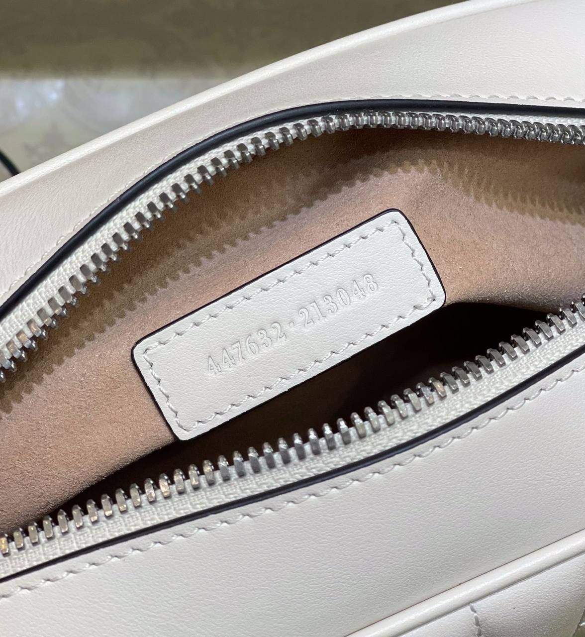 ✈️✈️✈️ 🔥𝐌𝐚𝐫𝐦𝐨𝐧𝐭菱格原厂皮# ▫️型号447632 ▫️尺寸 24*14*8cm 全新经典款相机包 ，整个包身下血本都用了原厂牛皮❗️最基础的包型.立体棱格绣花在灯光下让整个包活跃了起来，肩带可调节上身太好驾驭 不挑身高，也是全球打人必备的百搭单品！