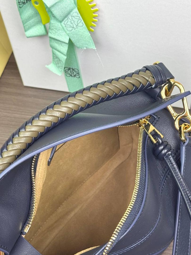 🎈最新编织手腕𝙋𝙪𝙯𝙯𝙡𝙚 ——【深墨水色/深卡其】 尺寸：𝟐𝟒-𝟏𝟎.𝟓-𝟏𝟔.𝟓𝐜𝐦 编码：062405 【配全套礼盒】 ♥️以罗家经典几何设计，搭配独特的编织手腕，绒面内里。 ♥️容量大，经典百搭，可拆卸肩带，有单肩，斜挎，手提等多样化背法。随性时髦洒脱，实用性强。 ♥️独家背景➕独家品质➕独家全套砖柜礼盒套装，市场高端品质皆在我手✌🏻