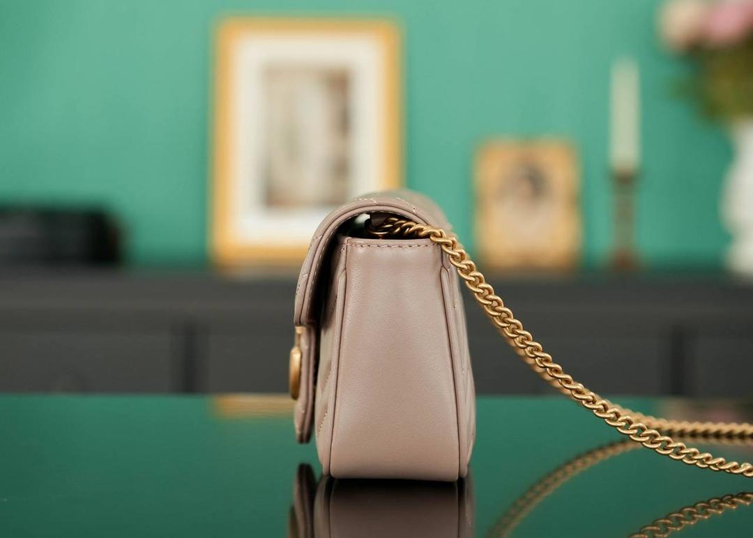 👜Marmont系列肩背包经典款 奶茶色 mini16.5cm💕 （原厂皮 全铜五金） 正品售价,500 GG家的招牌款 原厂牛皮搭配经典的双G扣，复古做旧风格 一只超可爱的小马蒙~喜欢小包入它准没错 官方款号 476433 尺寸小号：21x12x5cm 尺寸迷你：16.5x10x5cm